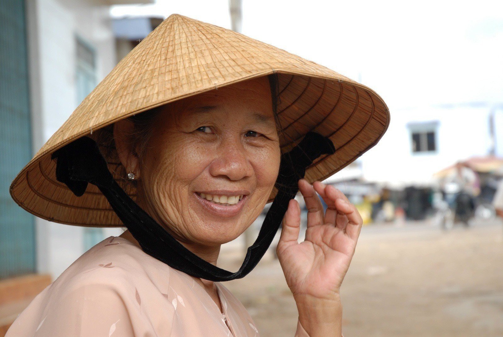 Шляпа вьетнамская конусная Нон ла Доули