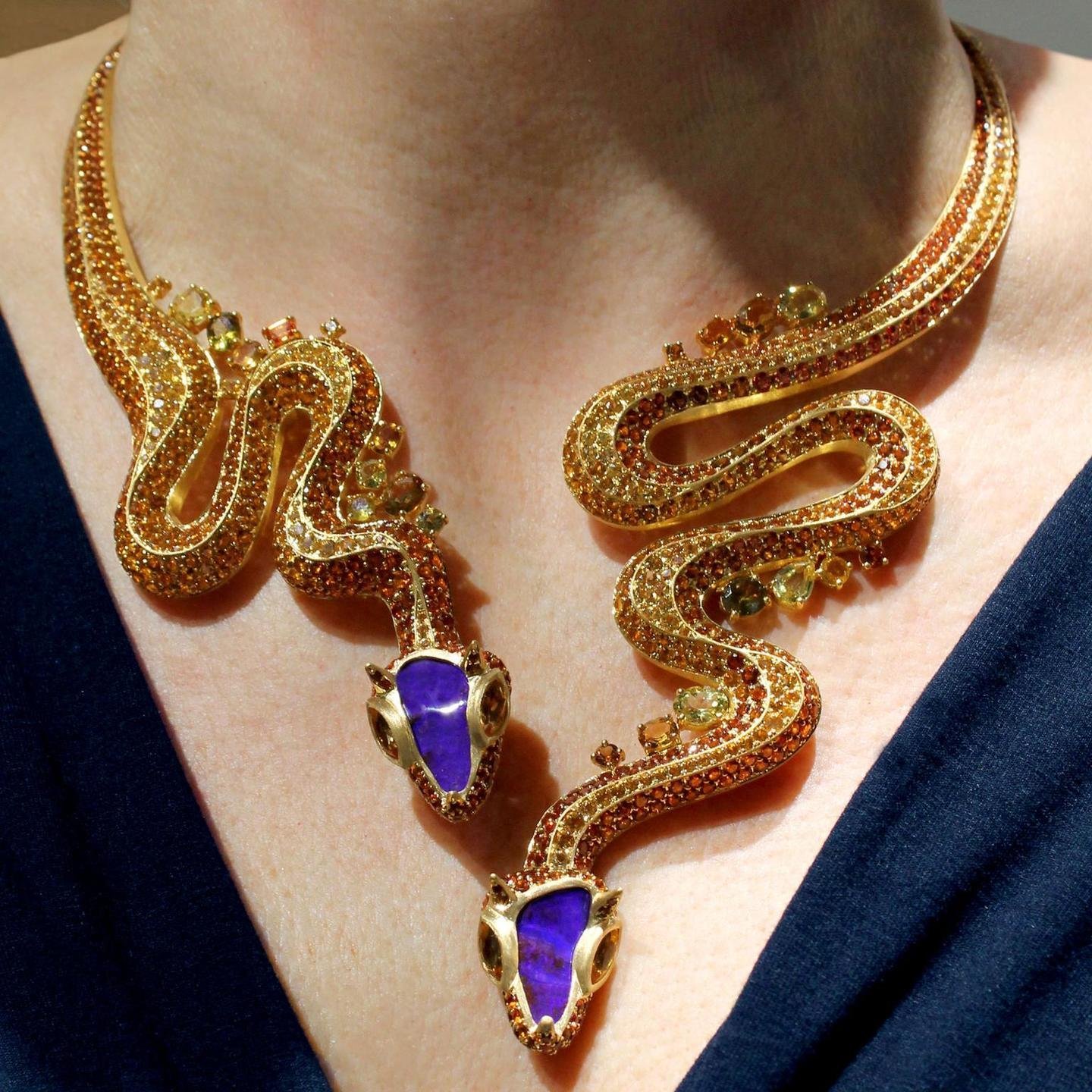 Украшает змей. Украшения со змеями. Украшения в виде змеи. Необычные украшения из золота.
