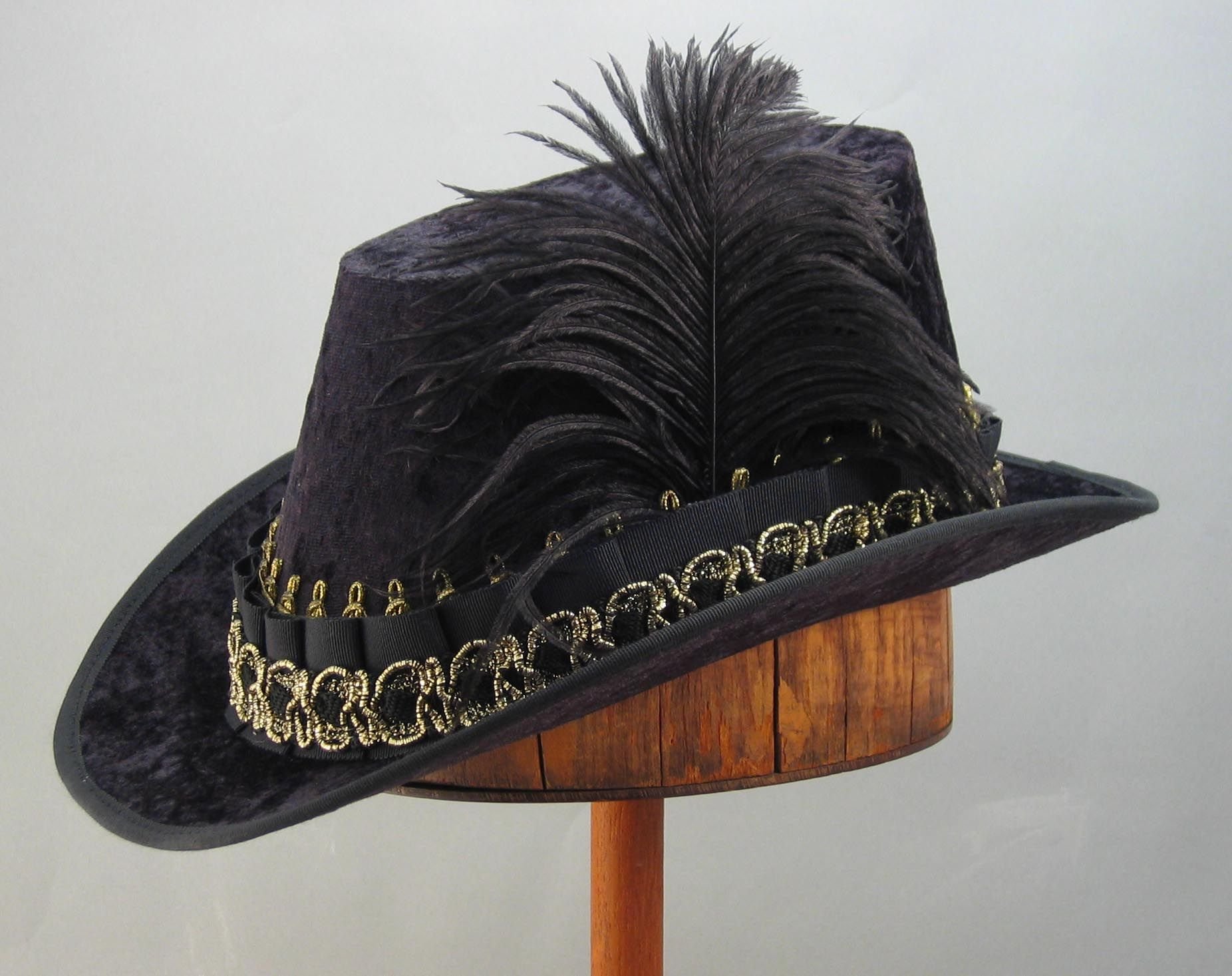 Жесткая шляпа. Широкополые шляпы 16 века. Шляпка Боннет 19 век. Широкополая мужская шляпа 16 век. Шляпы широкополые мужские 19 век.