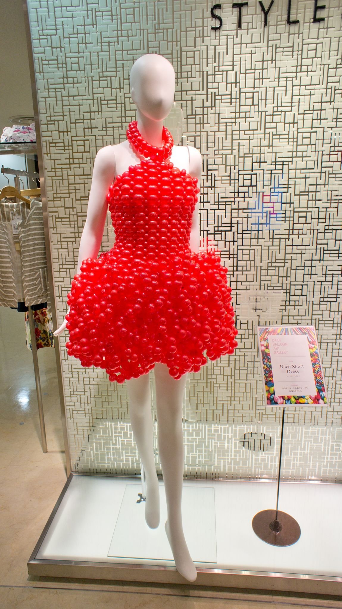 Время пополнить гардероб Барби: платья и купальники из воздушных шариков своими руками