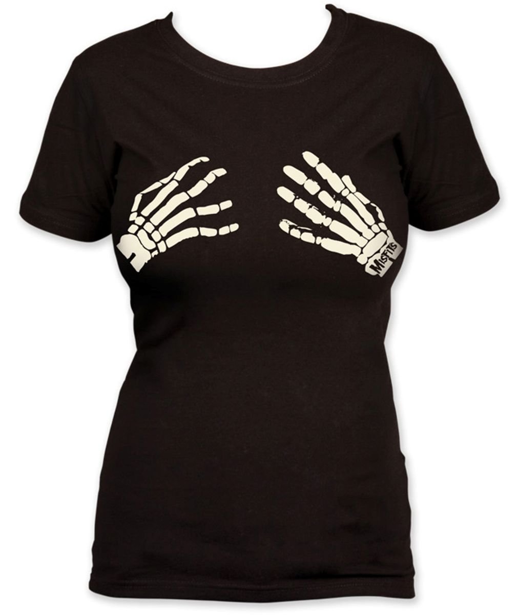 Футболка с руками на груди