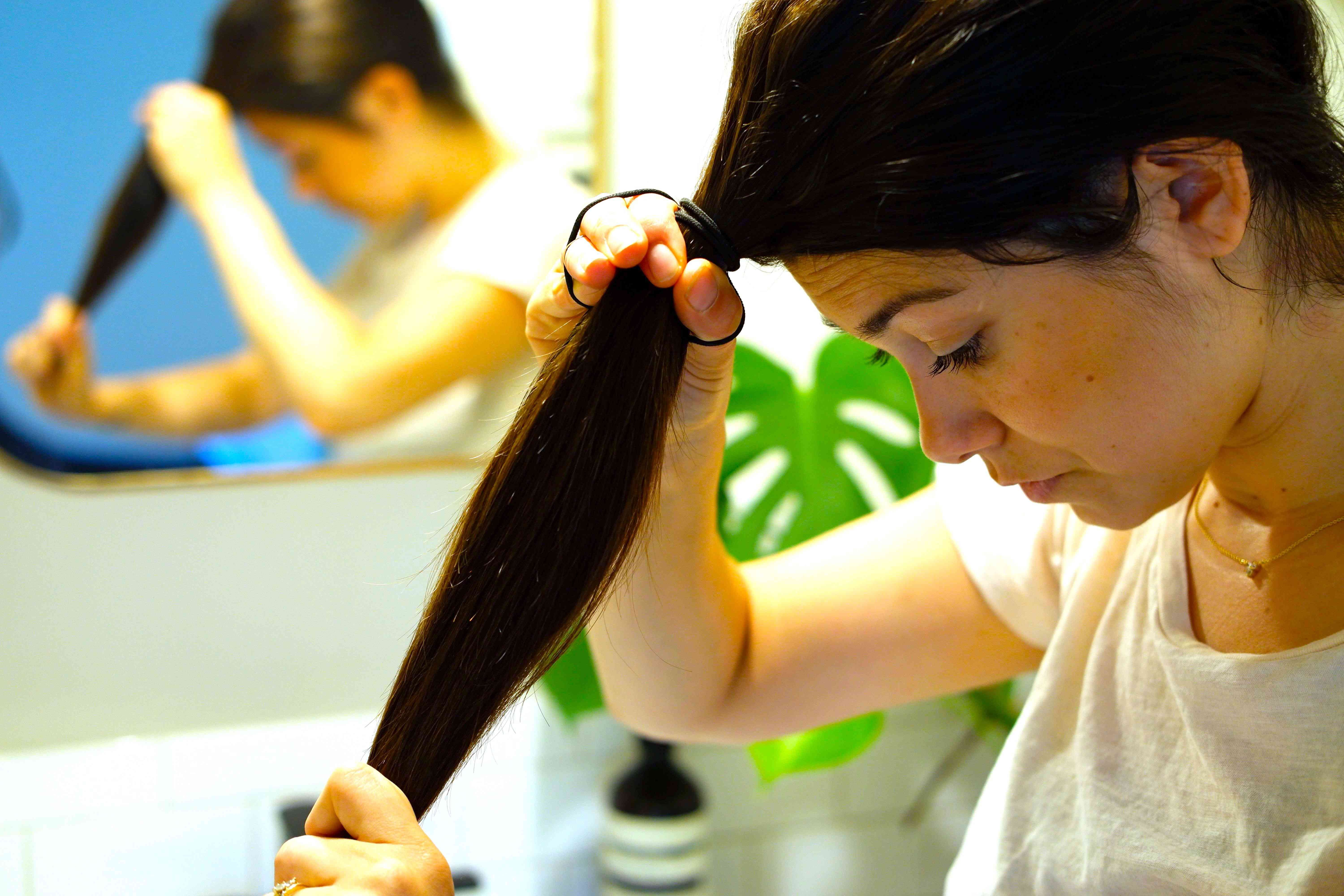 Как сделать стрижку в домашних условиях самой. Стрижка волос. Стрижка волос с помощью хвостиков. Подстричься самой хвост. Обстриженные волосы.
