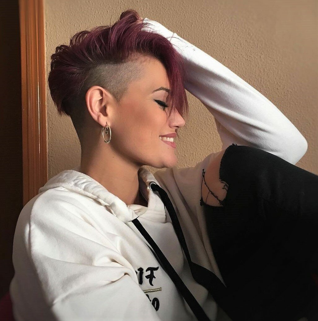 Пикси с выбритыми висками для круглого лица