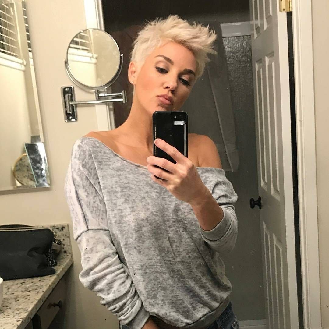 Короткие волосы вверх