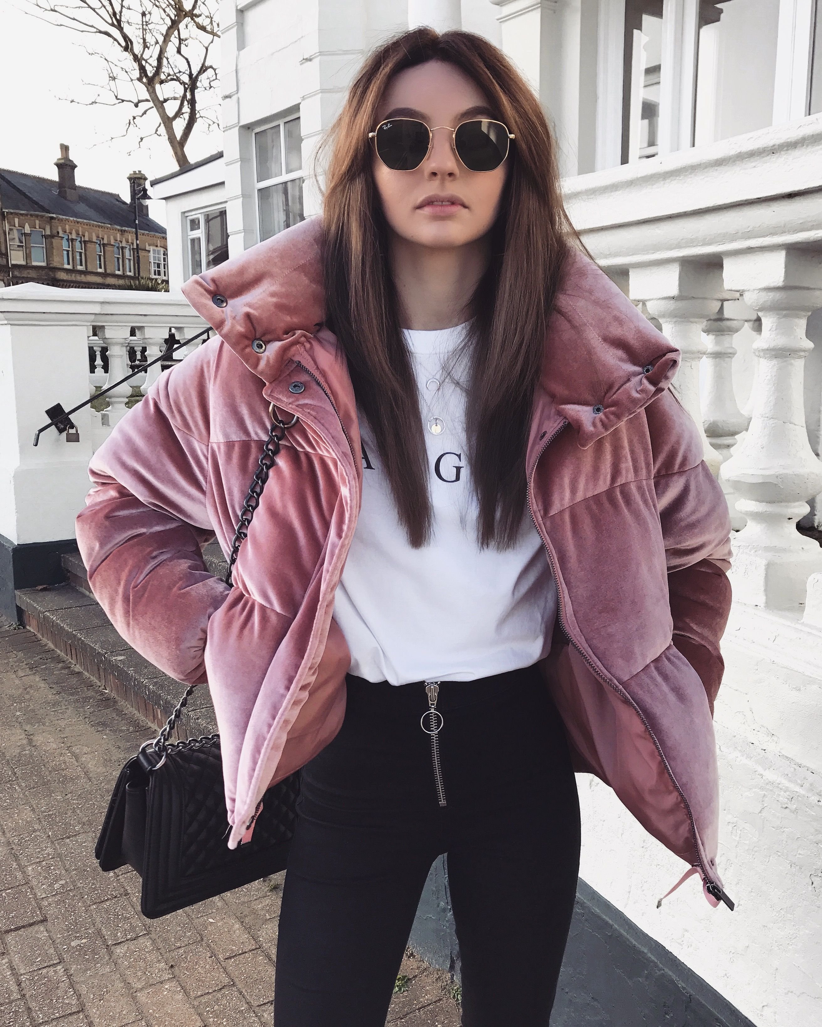 Куртка девушки розовая. Девушка в куртке. Модные куртки для девушек. Короткая куртка. Красивая модная женская куртка.