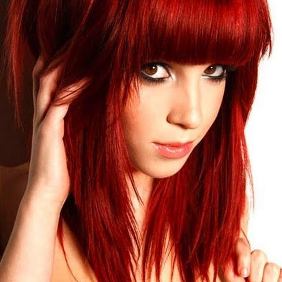 Маленького роста пламенно рыжий с клыком. Скарлет Тейлор с красными волосами. Красные волосы с челкой. Длинные рыжие волосы с челкой. Удлиненное каре рыжие волосы.