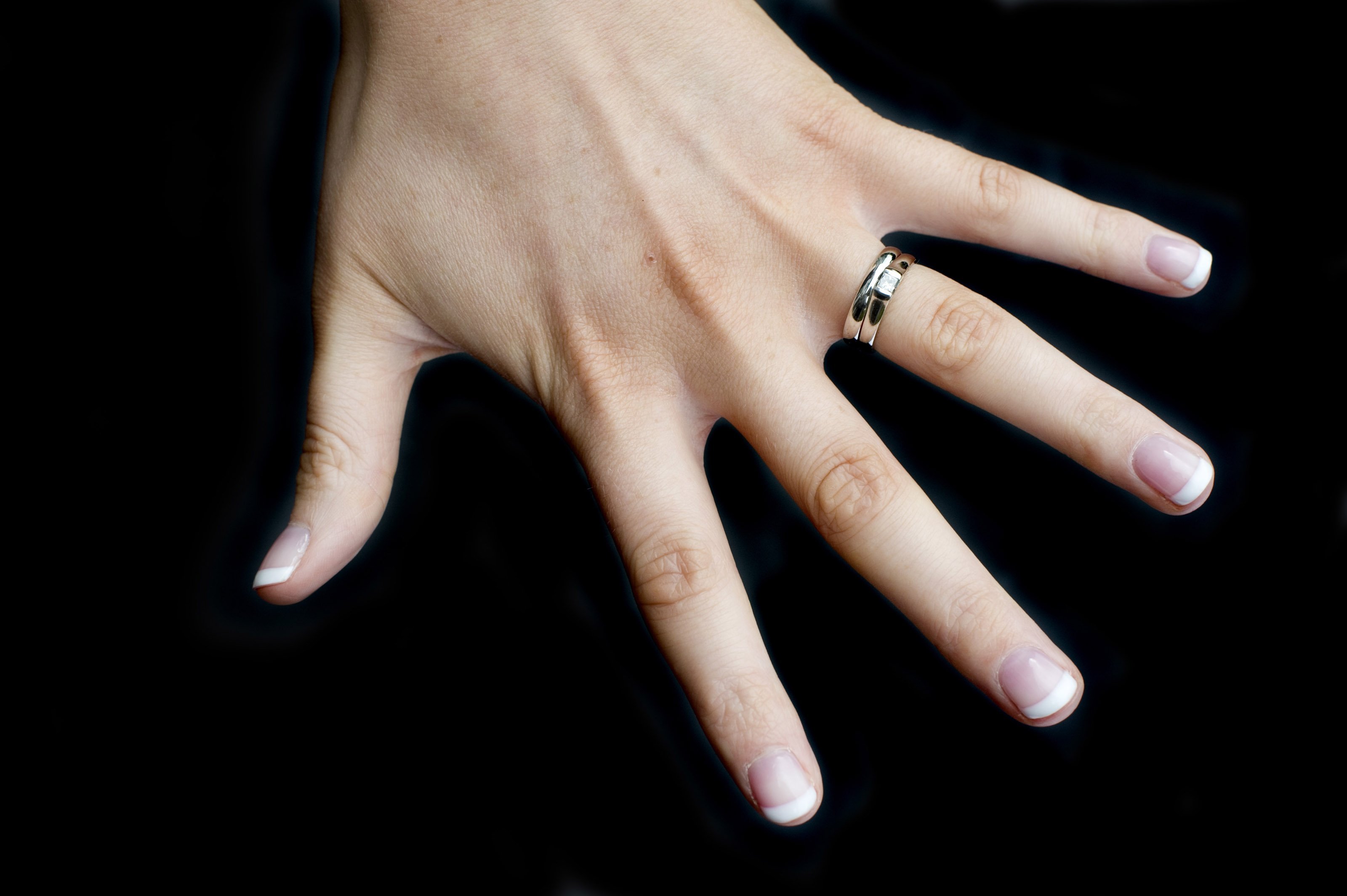 Разведенные на какой руке кольцо. Обручальное кольцо на пальце. Кольцо на руке. Кольцо на безымянном пальце. Женская рука с кольцом.