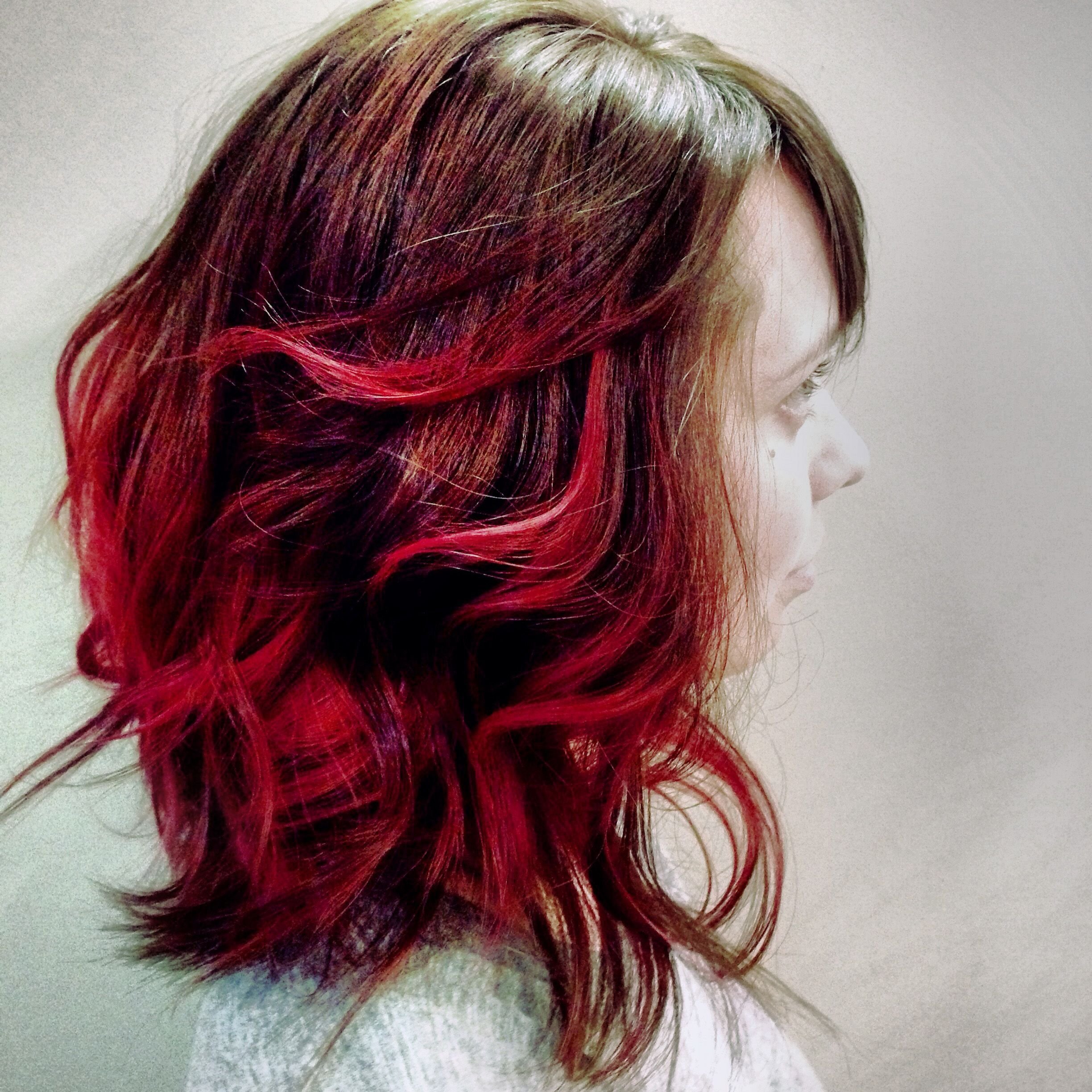 Корни волос красные