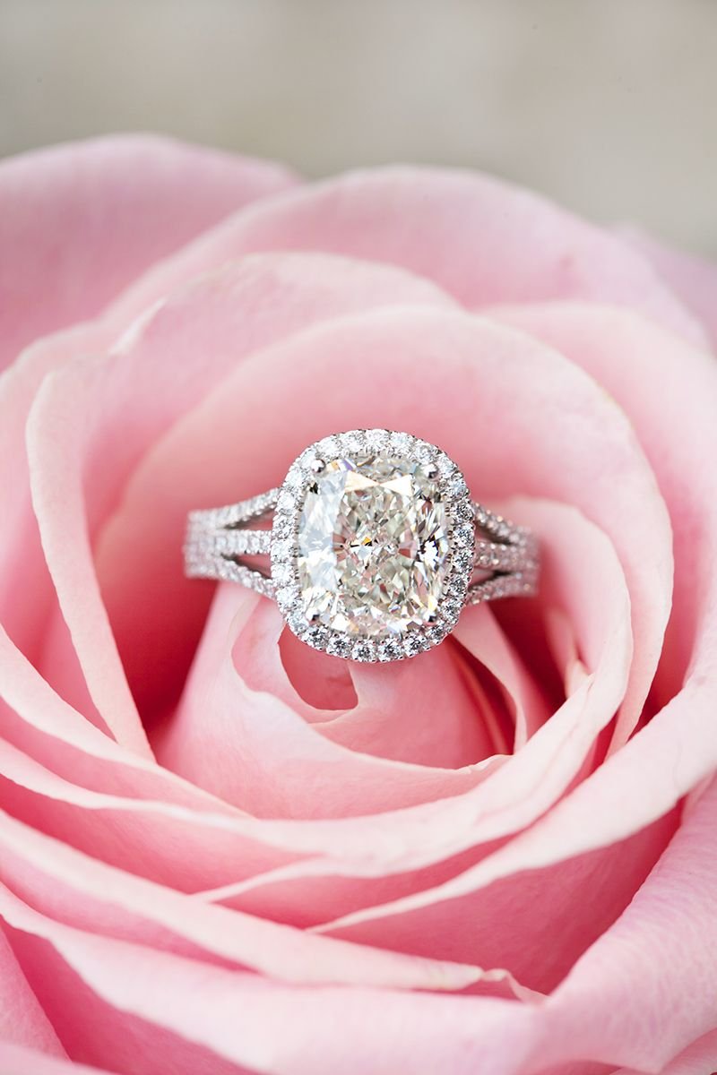 Фото кольца и цветов. Красивые кольца. Шикарные кольца с бриллиантами.