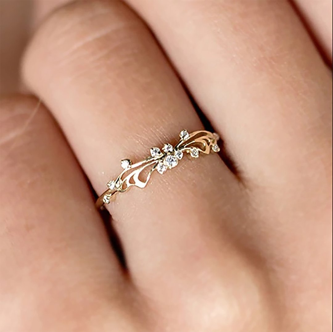 Золотое кольцо для женщин. Красивые кольца. Кольцо женское. Золотые кольца для девушек. Тонкие кольца.