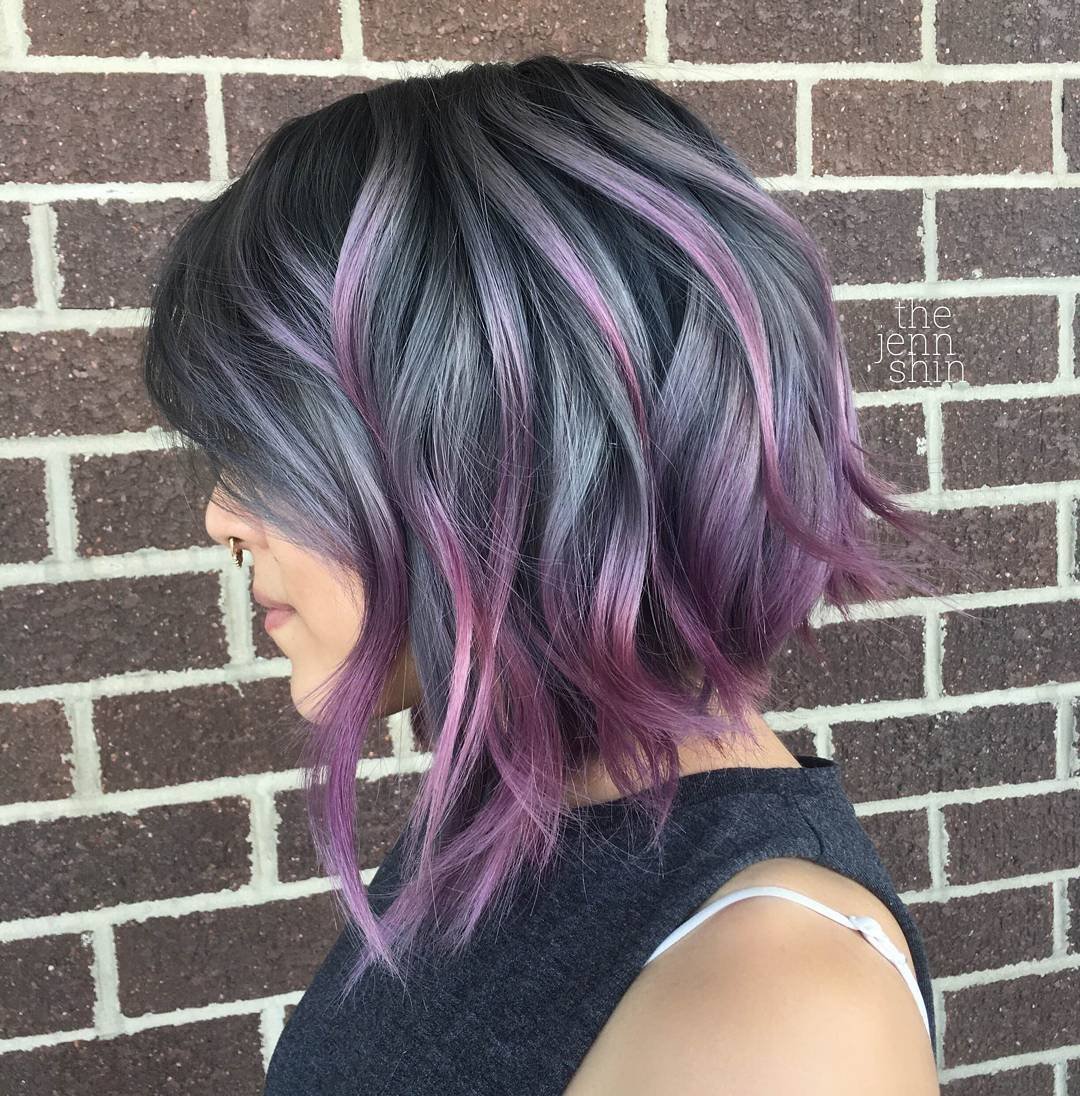 Стрижка Боб-каре с синими прядями