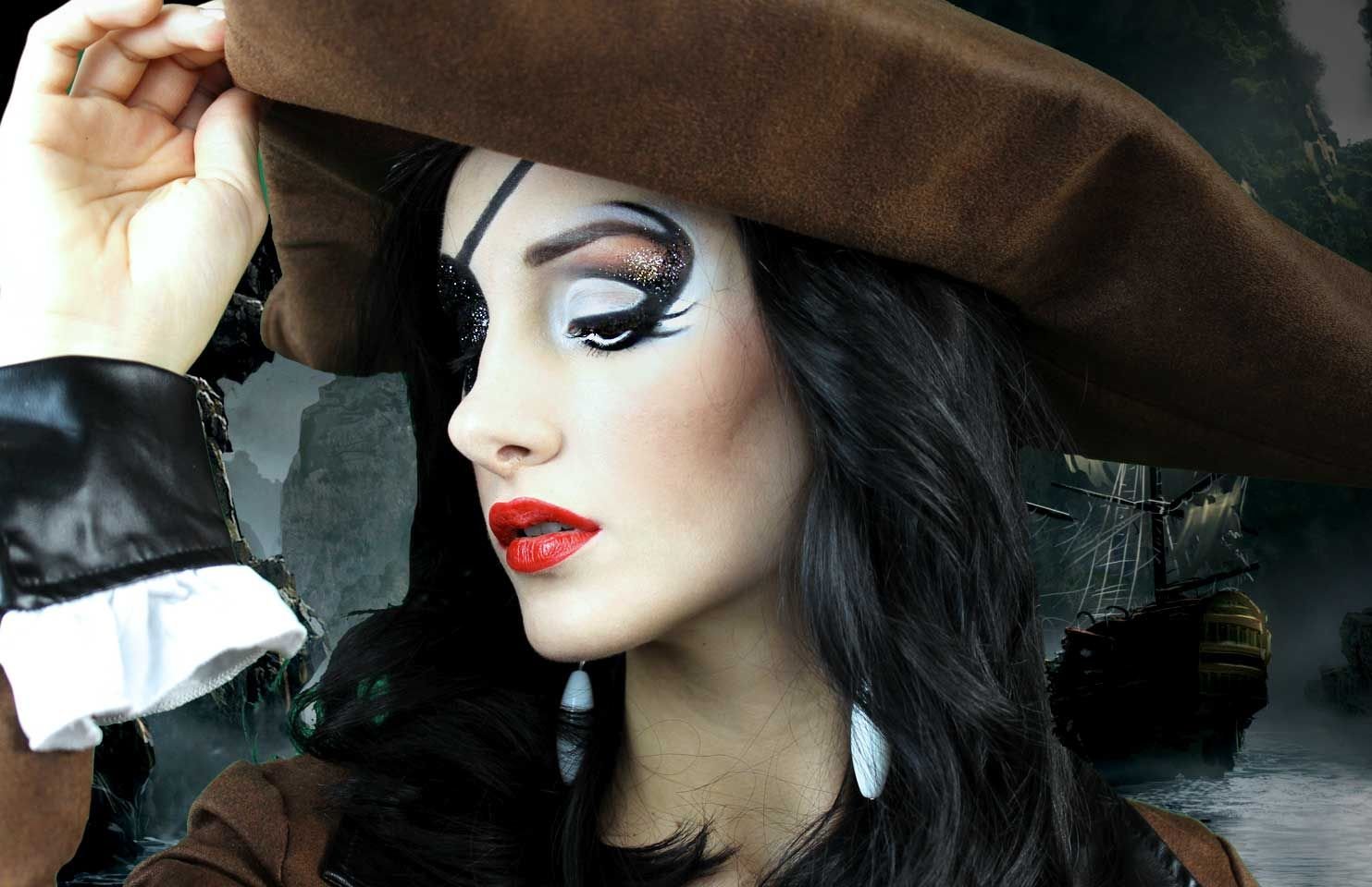 Женщина пират с мечом. Хеллоуин костюм. Творческий макияж - череп. Изолированные на белом фоне.