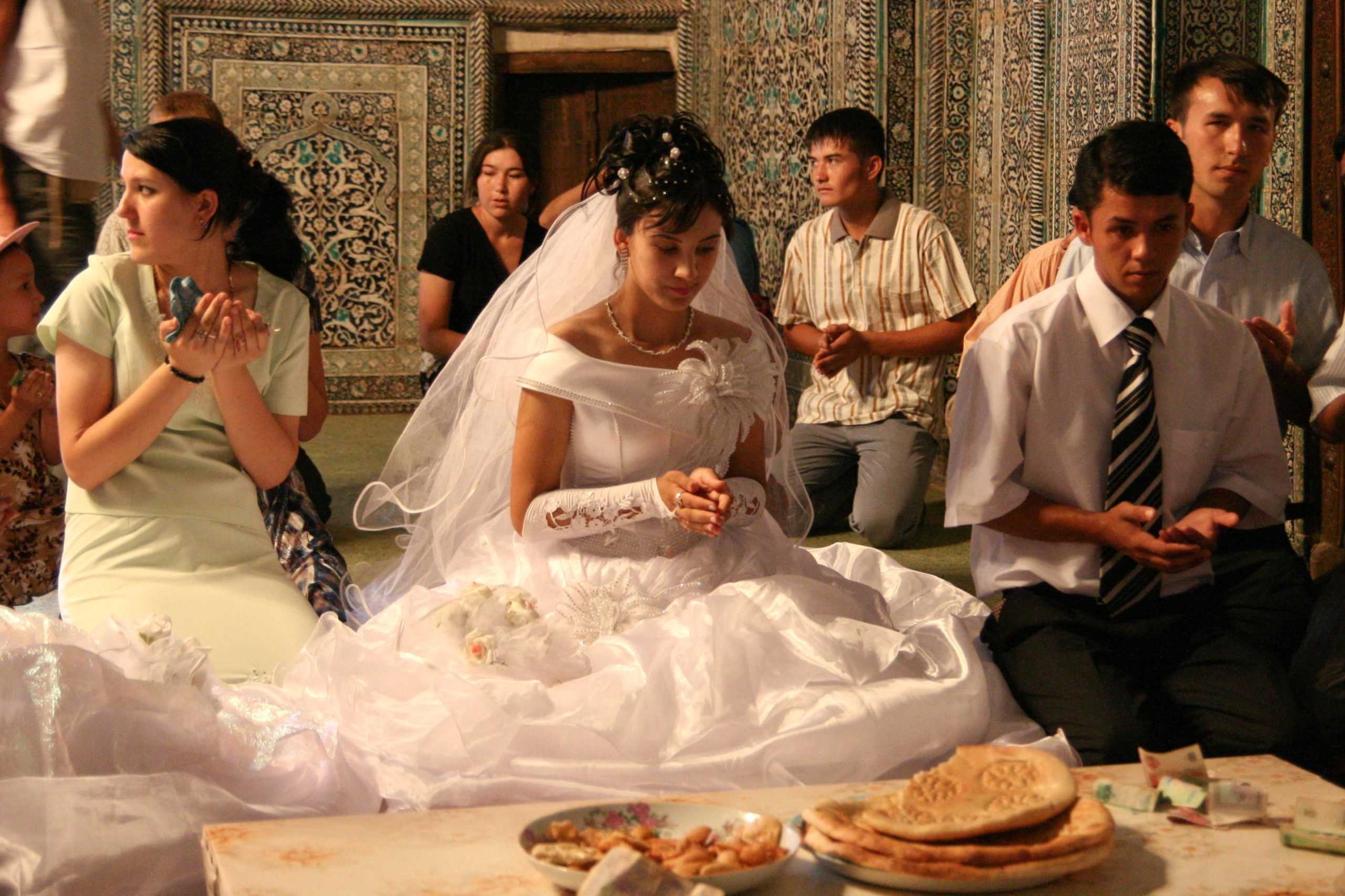 Изменила мужу узбекский. Узбекистан свадьба традиции. Традиции невесты Узбекистана. Узбекская свадьба. Традиционная узбекская свадьба.