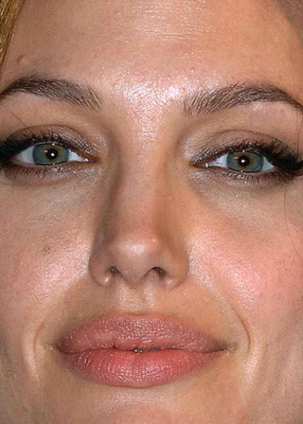Close 16. Макияж Анджелины Джоли крупным планом. Анджелина Джоли лицо крупным планом. Анджелина Джоли лицо крупным планом глаза. Анджелина Джоли с проблемной кожей.