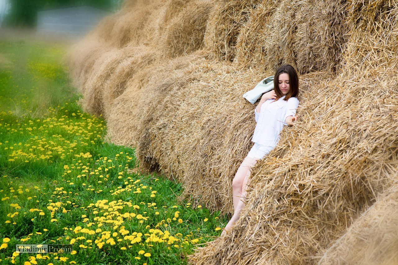 Сена 2016. Фотосессия в поле. Фотосессия с сеном. Девушка в поле.