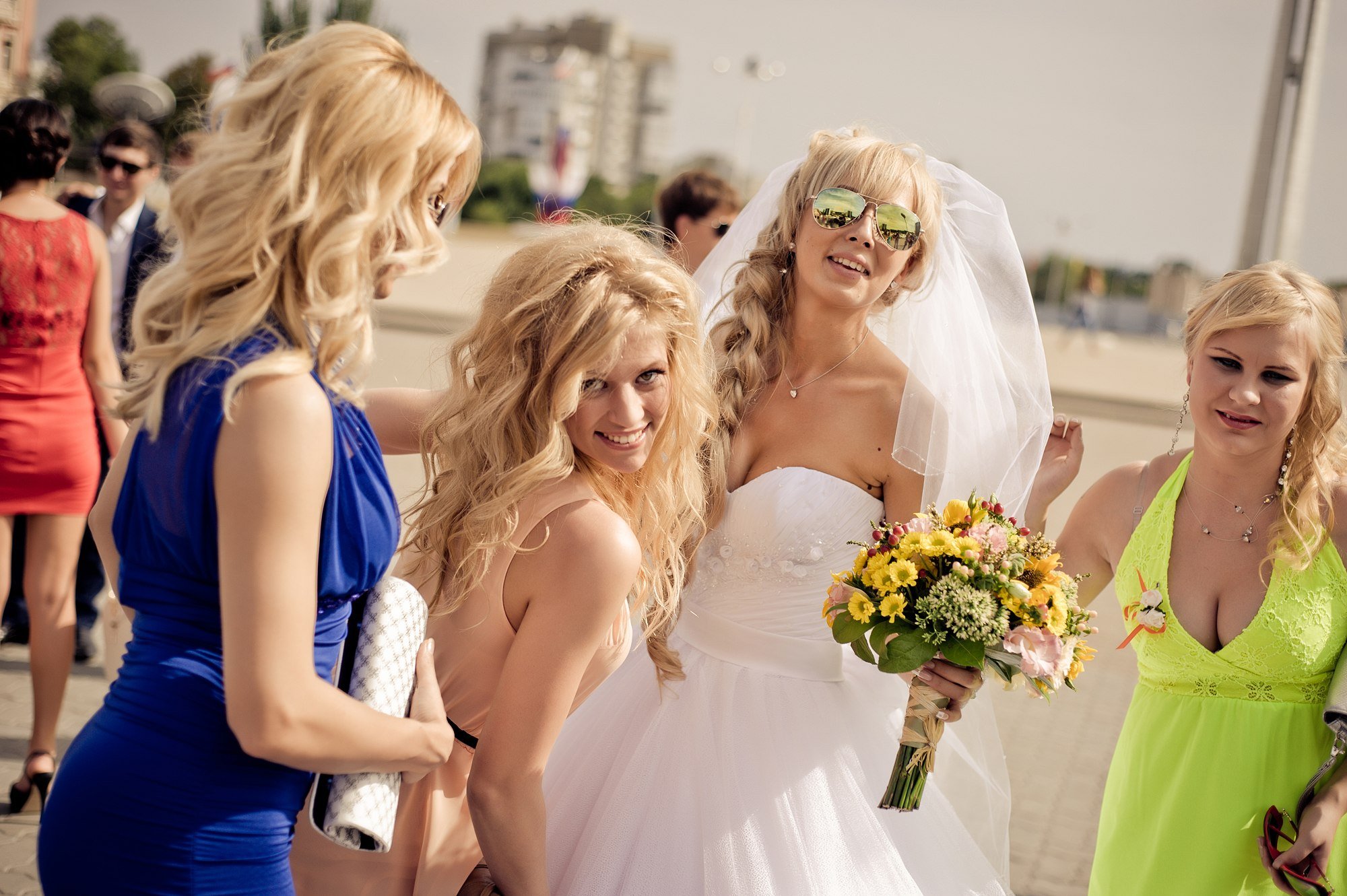 Невеста экстра любовь кто участницы. Свадьба блондинка. Платье на свадьбу для блондинки. Свадьба двух девушек. Невеста блондинка.