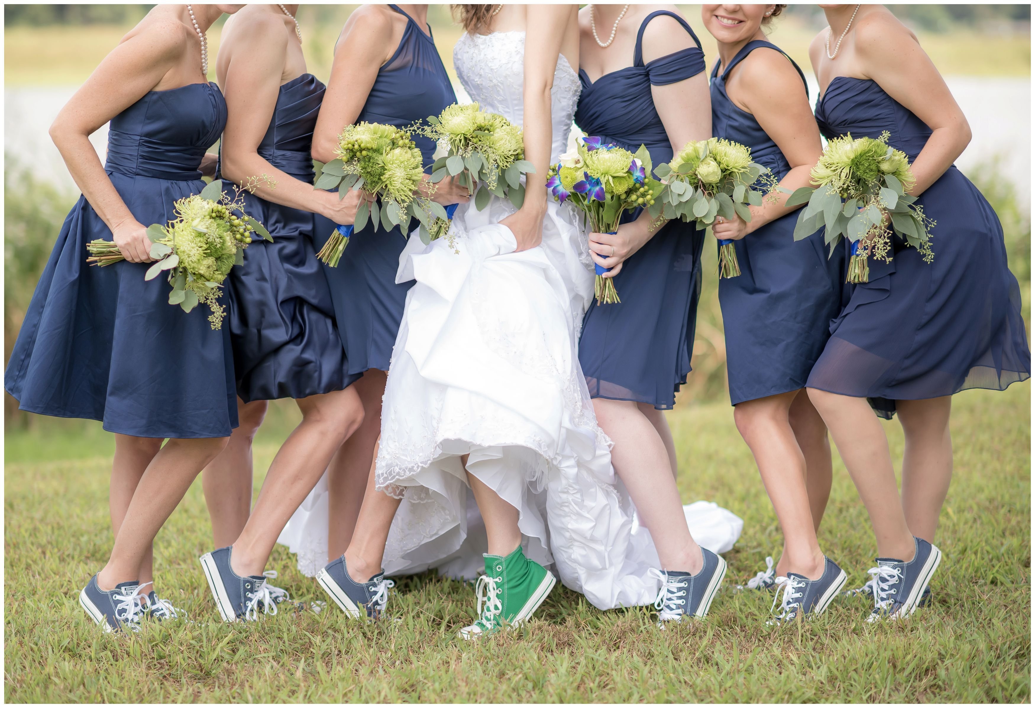 Стильные гости на свадьбе. Свадебные конверсы. Подружки невесты в кроссовках. Платье подружки невесты. Свадьба в кедах и платье.