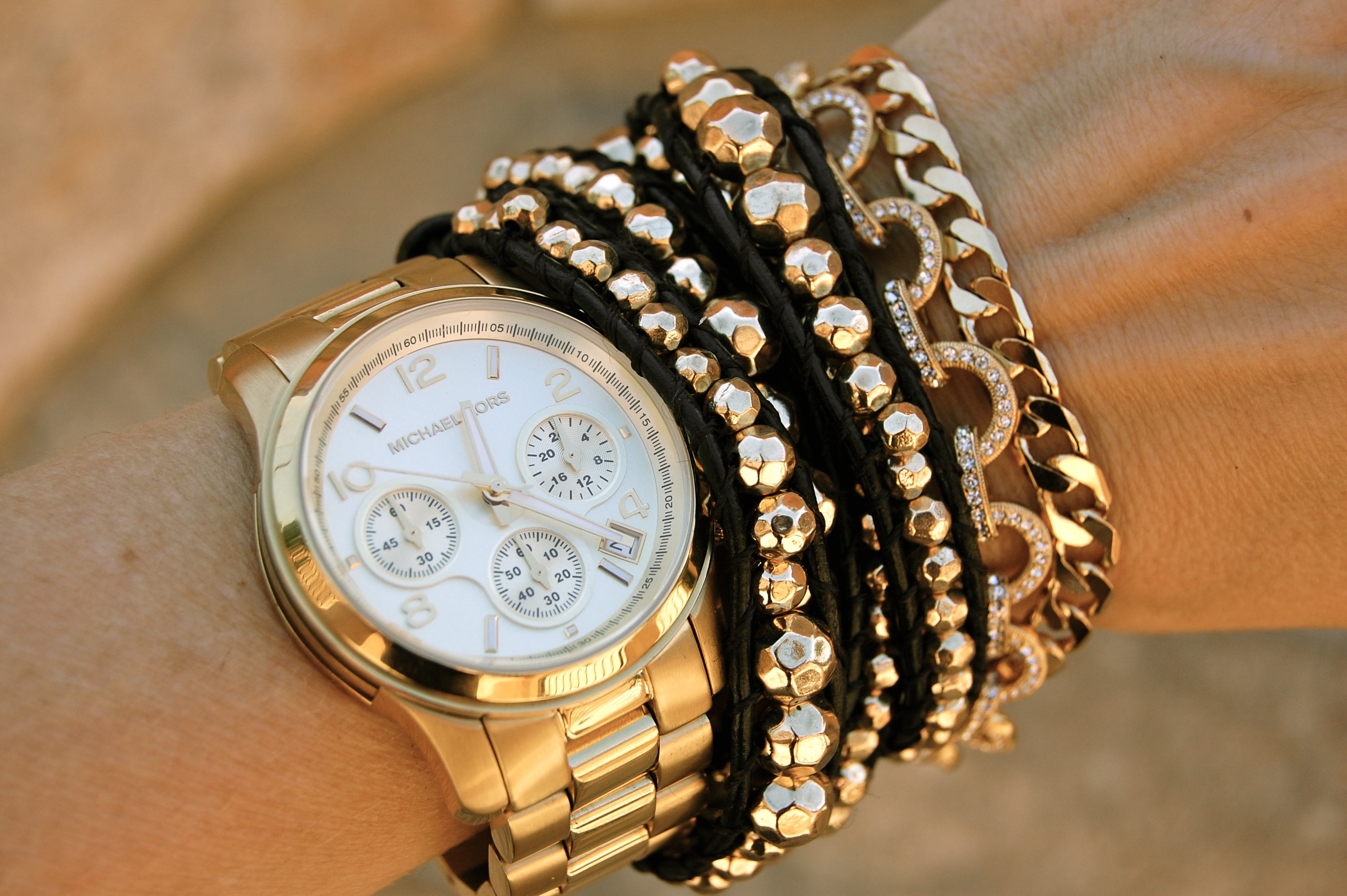 Час сы. Часы ручные женские. Часы на руку женские. Золотые часы. Часы с браслетом женские.