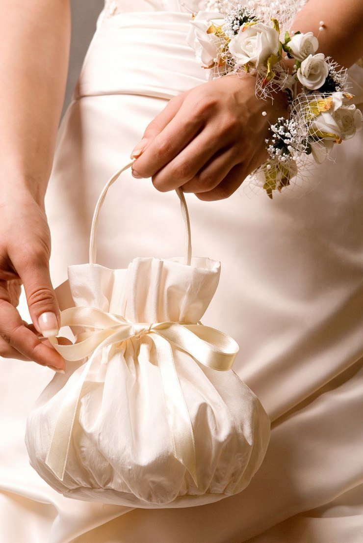 Сумочка-мешочек для невесты с кружевом белого цвета