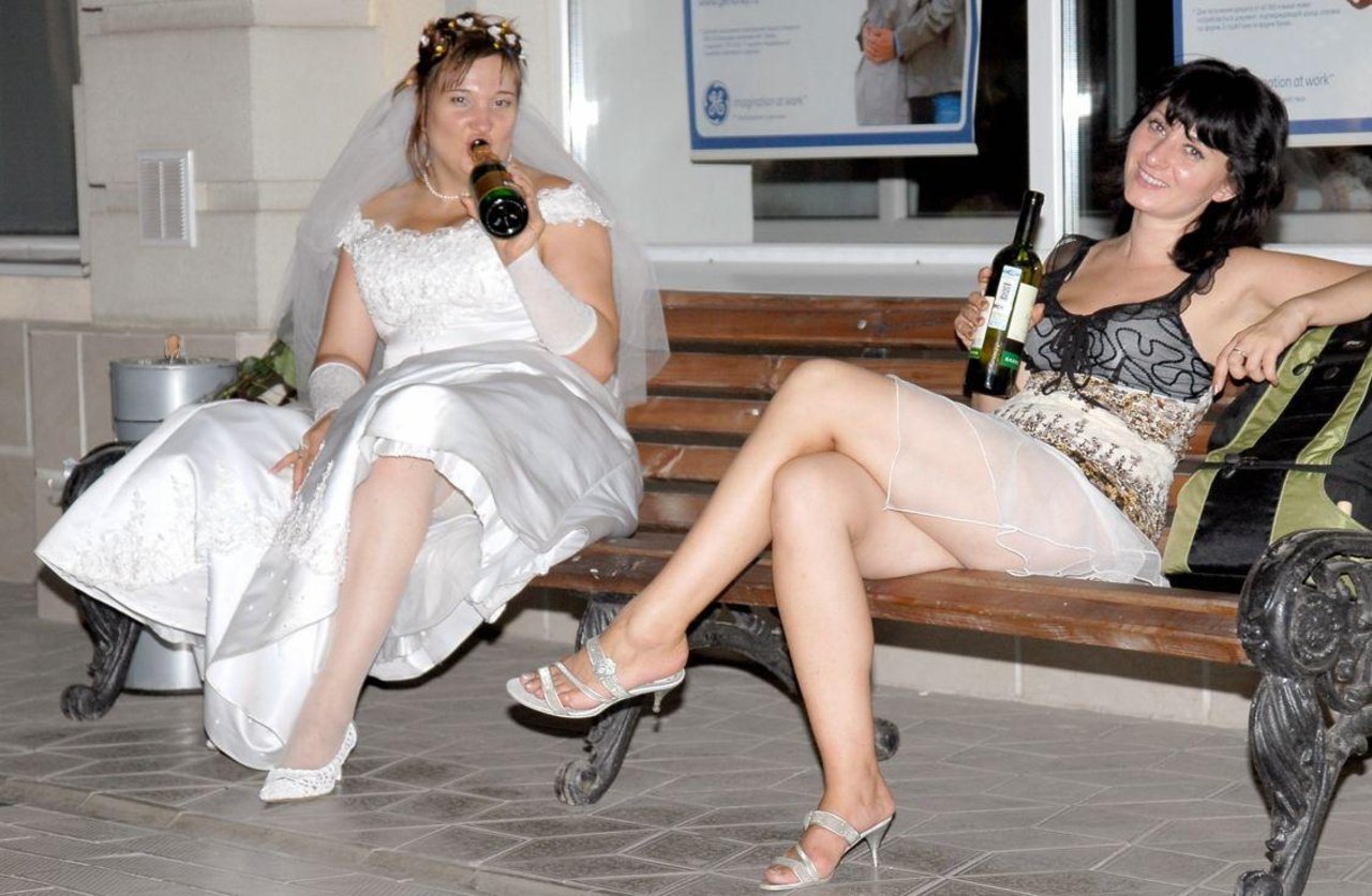 Тетки под юбкой. Под платьем на свадьбе. У невесты под платьем. Пьяные невесты.