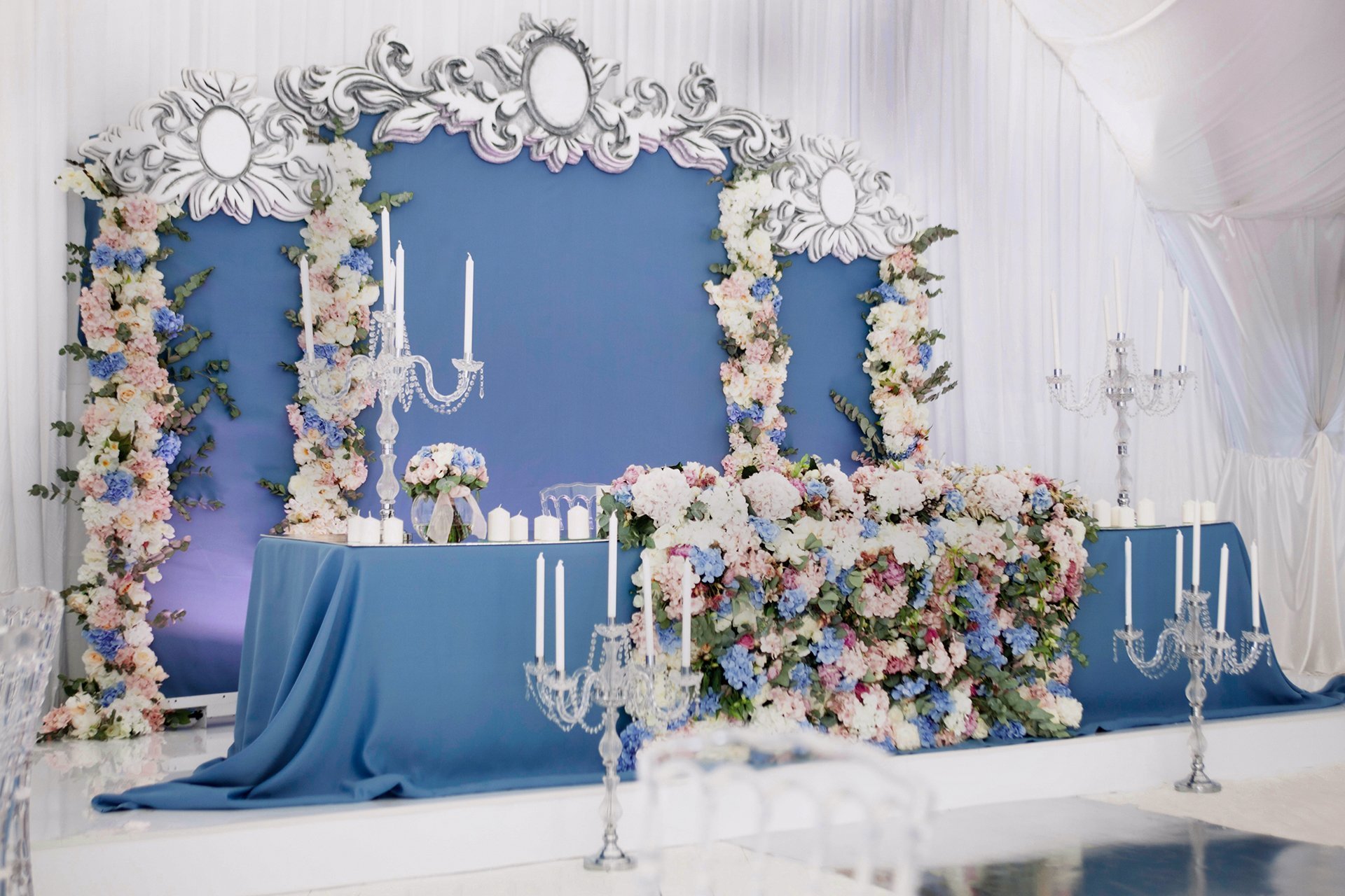 Голубая фотозона. Декор на свадьбу. Декорации на свадьбу. Фотозона на свадьбу. Фотозона на свадьбу в голубом цвете.
