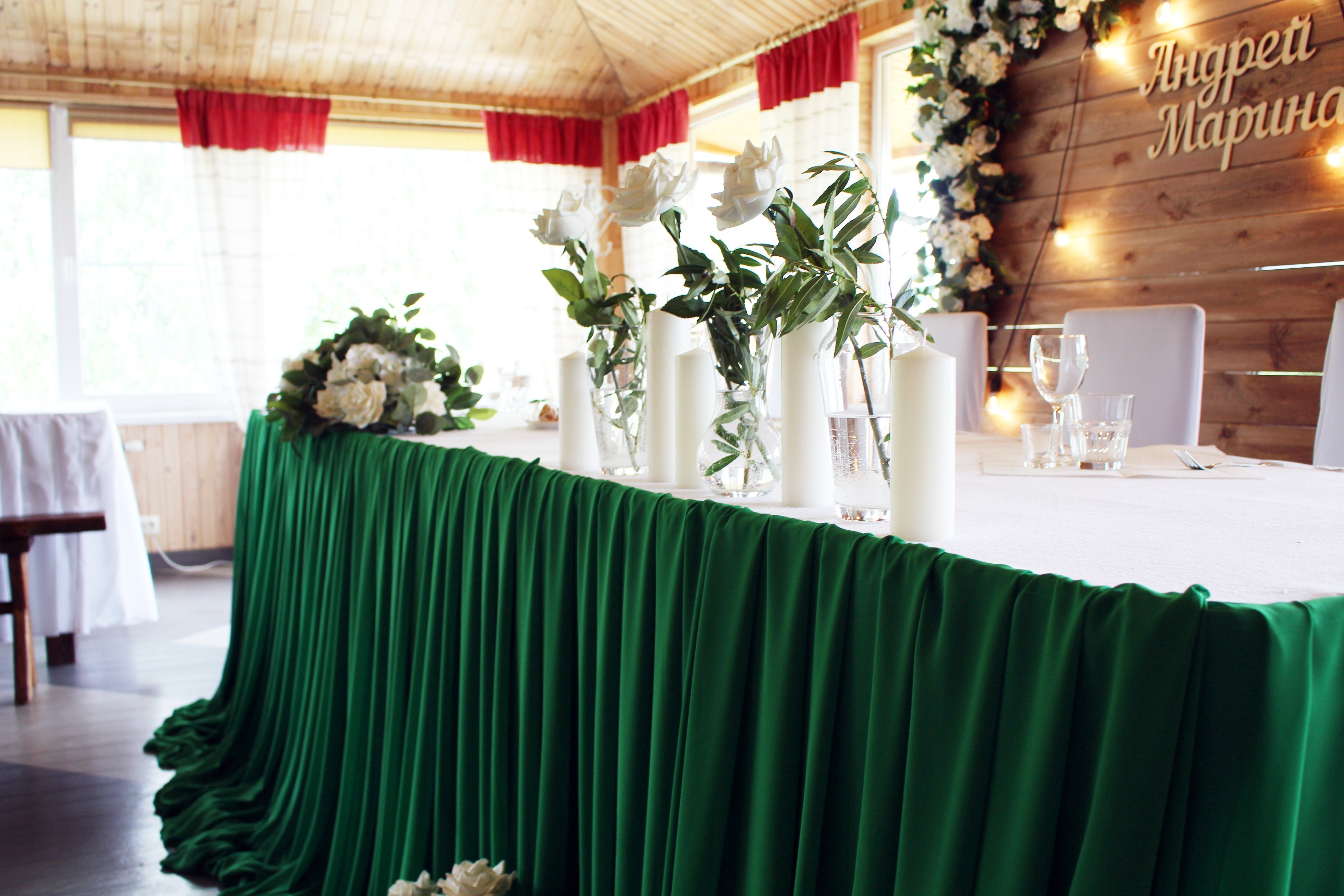 оформление зала на свадьбу в изумрудном цвете
