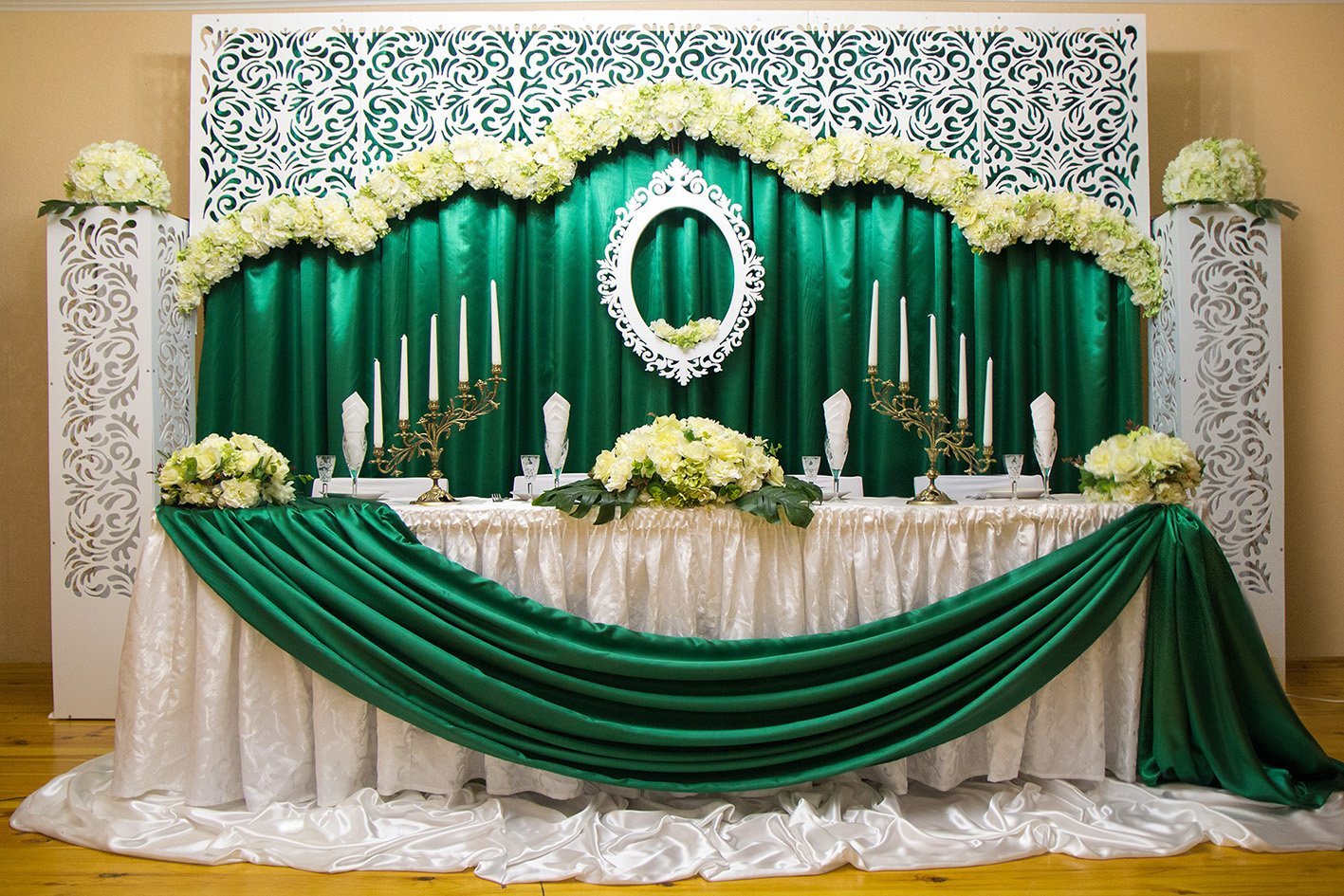 Оформление свадебного зала в зеленом цвете