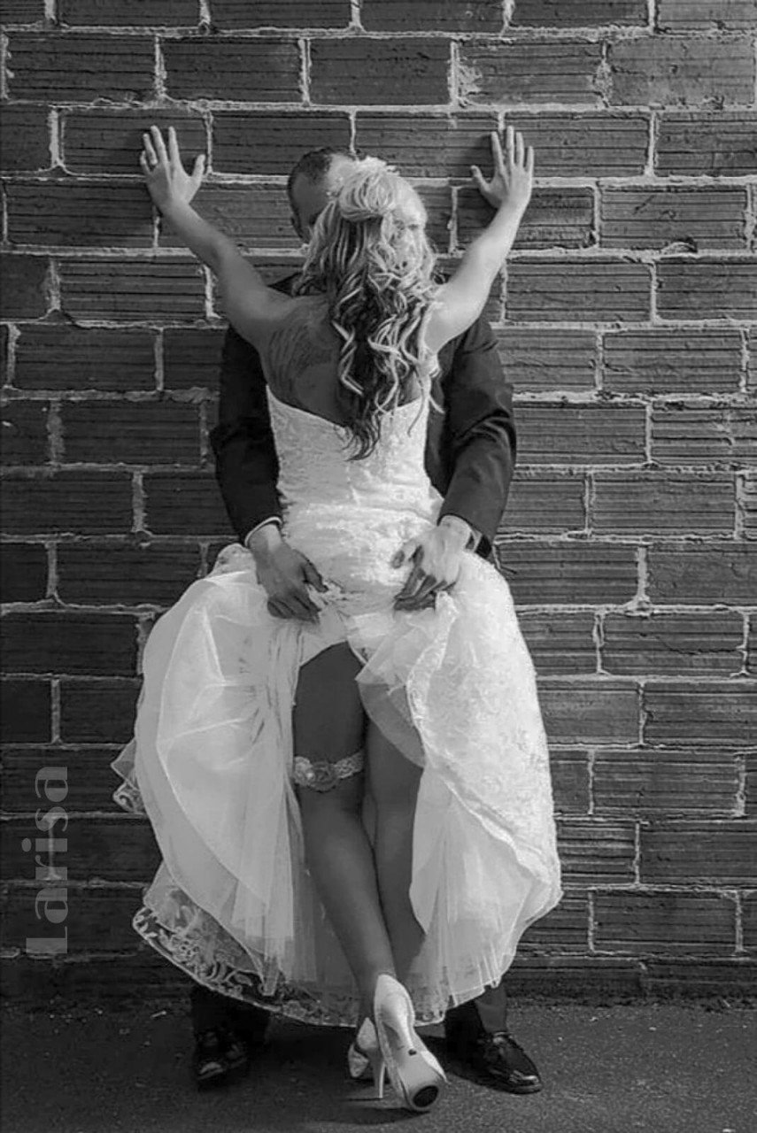 Невеста приподняла платье