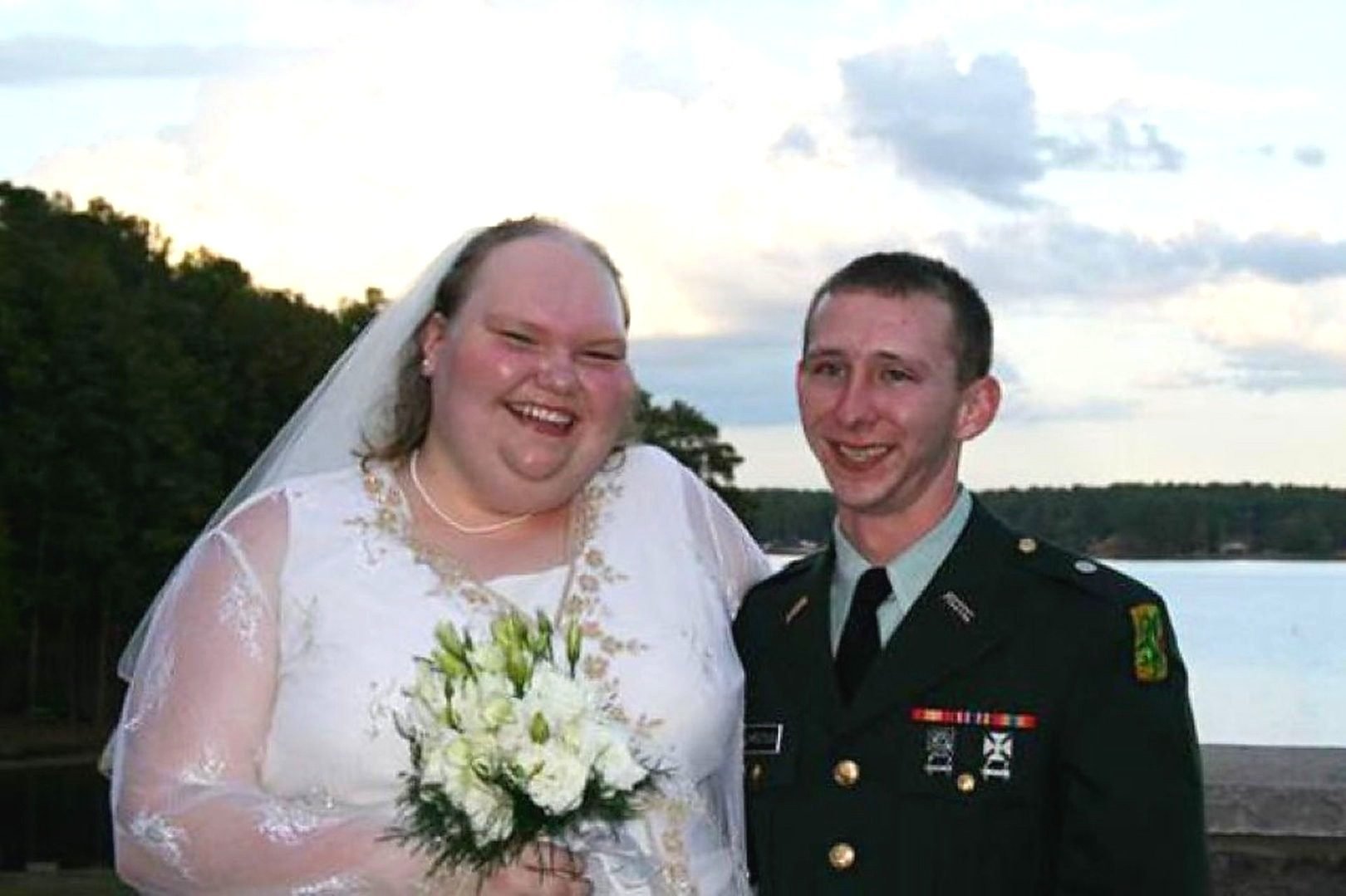 Неповторимое свадебное фото: невеста — с ружьём, жених — с букетом