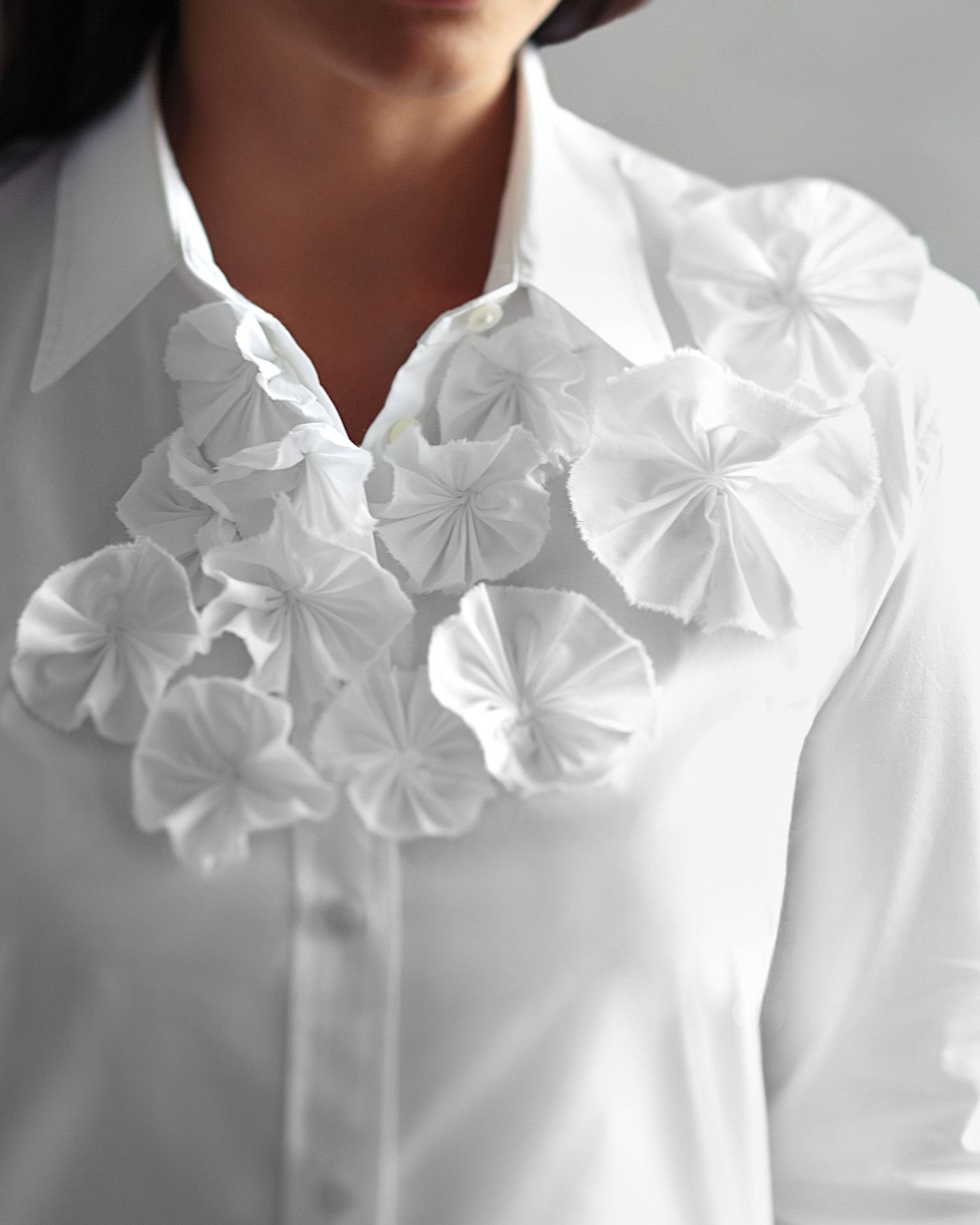 Украшения к белой блузке