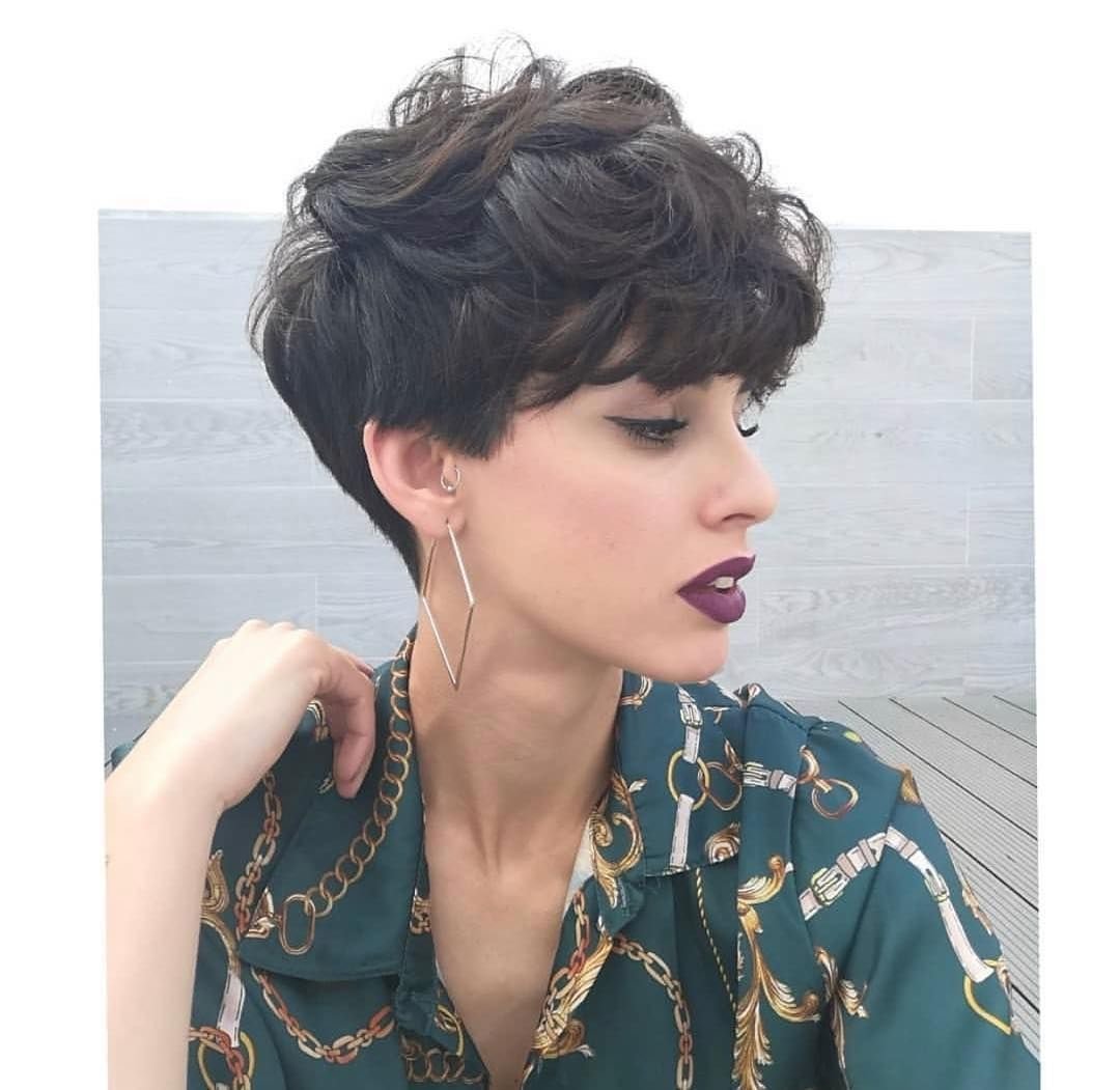 Стрижка Боб Гарсон на кудрявые волосы