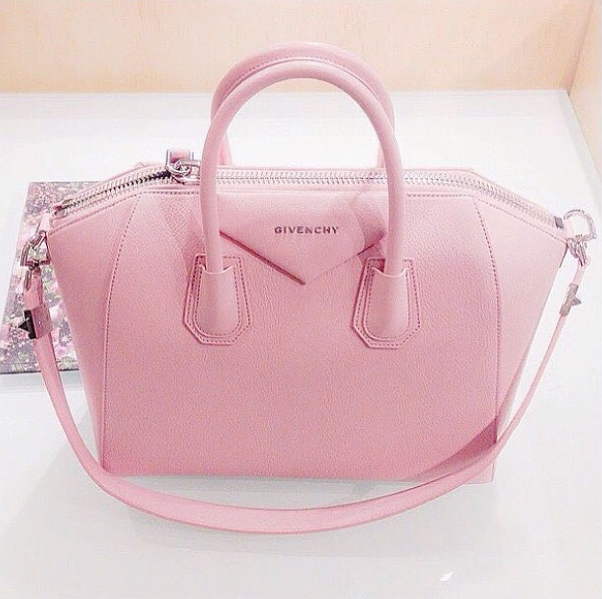 Розовая сумка купить. Givenchy Bag. Givenchy Handbags. Сумка живанши фуксия. Живанши сумка женская.