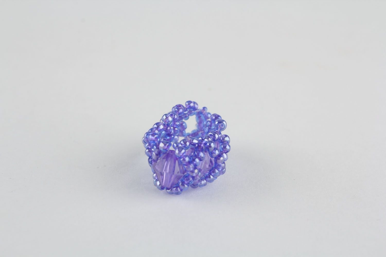 Кольцо из бусинок. Кольца из бисера. Фиолетовое кольцо из бисера. Бисера кольцо фиолетовый. Сиреневые кольца из бисера.