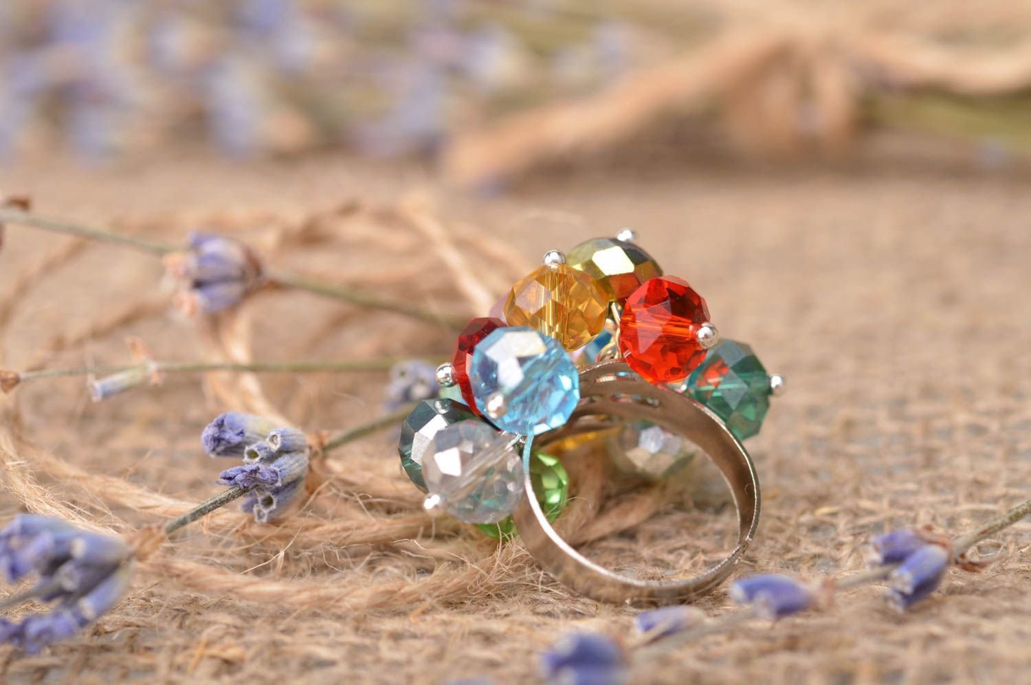 Кольцо из бусинок. Кольцо с разноцветными камнями. Кольцо из разноцветных камней. Кольца с цветными бусинами.