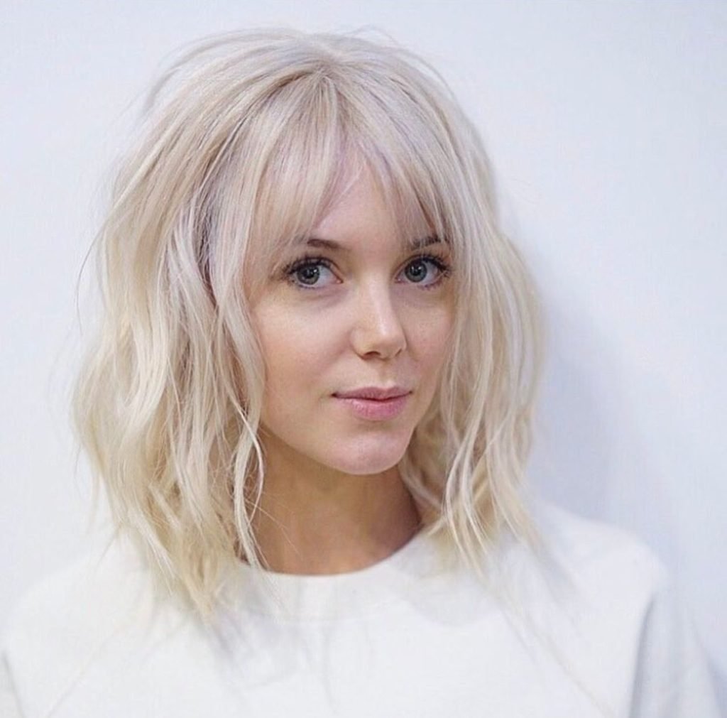 Черное каре с рваной челкой