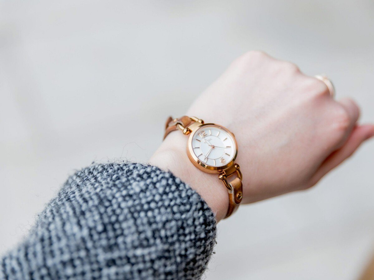 Лучший видеть часов. Часы на руку женские. Золотые часы на руке. Рука с часами. Золотые часы женские на руке.