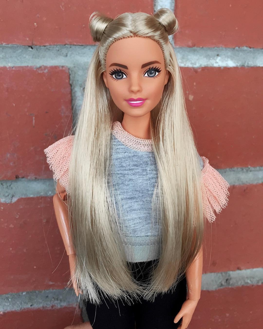 Куклы красивые волосы. Красивые куклы Барби. Прическа Барби. Причёски для кукол Барби. Модные прически для куклы Барби.