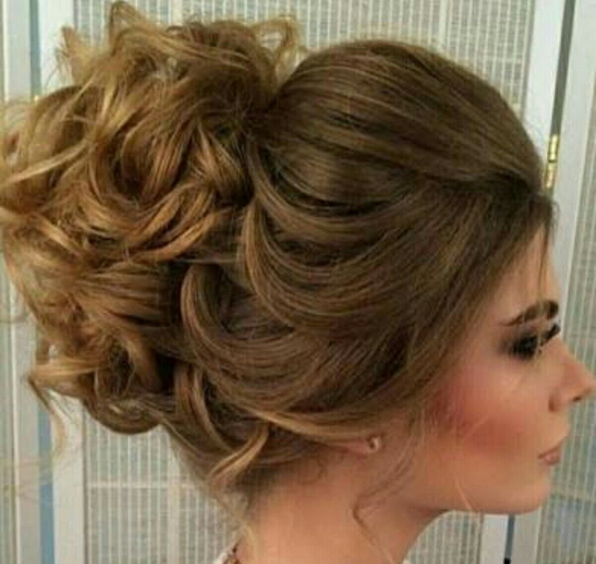 Прическа на средние волосы Локоны собранные