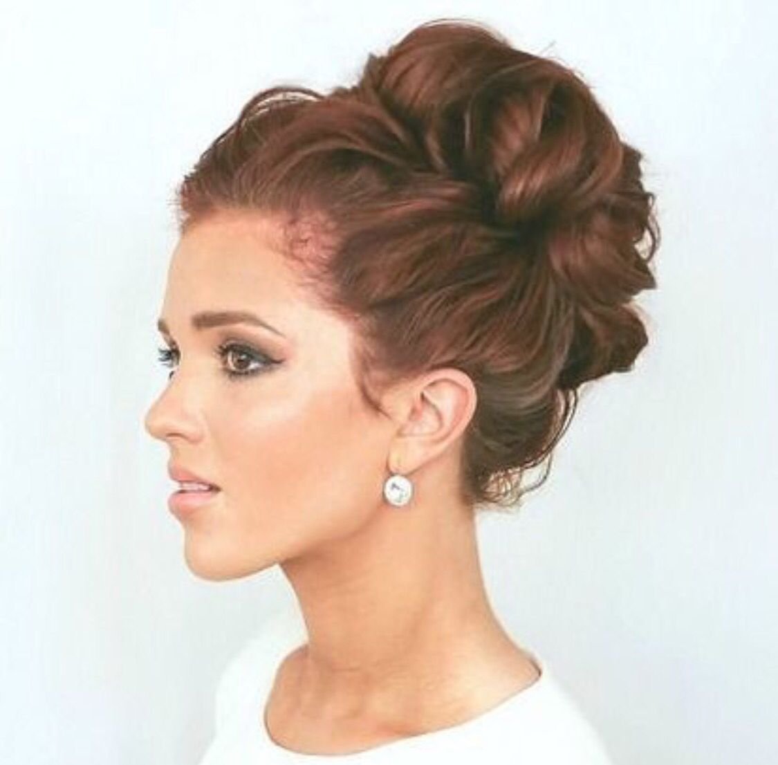 Высокая прическа на средние волосы