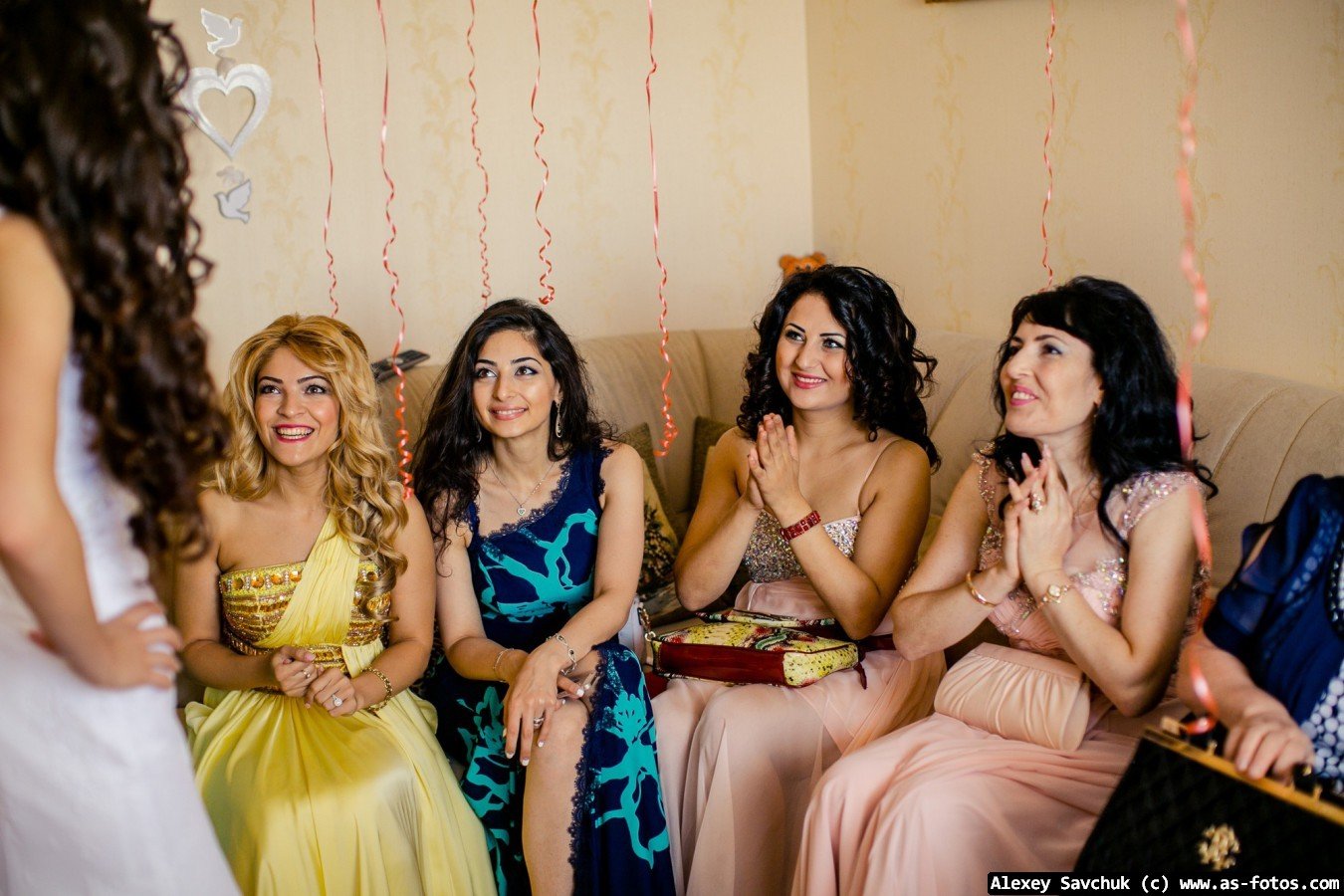 Вечеринки армян. Армянская свадьба. Платья на армянскую свадьбу для гостей. Подружки невесты на армянской свадьбе. Армянская невеста с подружками.