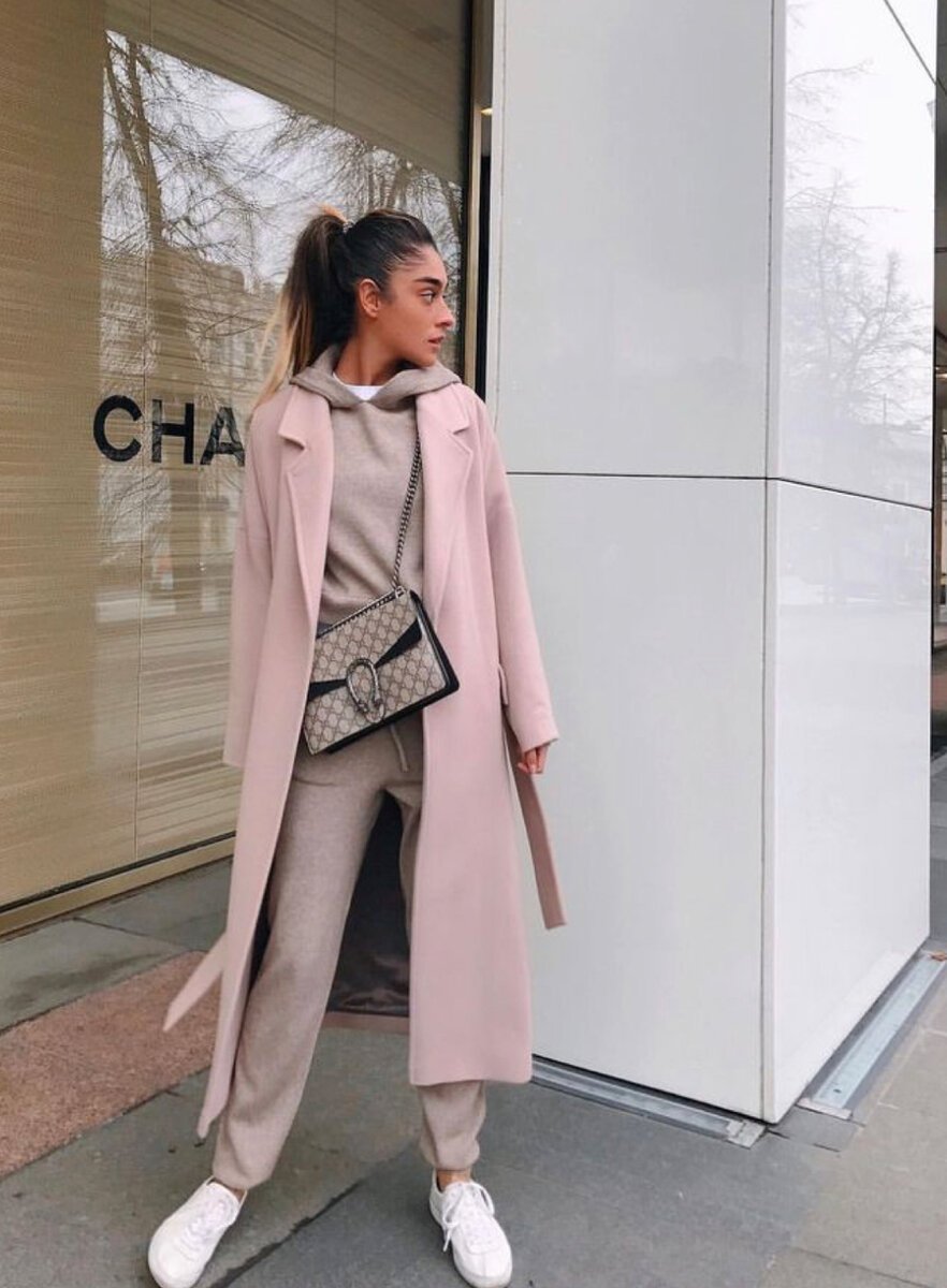 Бежевое пальто с кроссовками