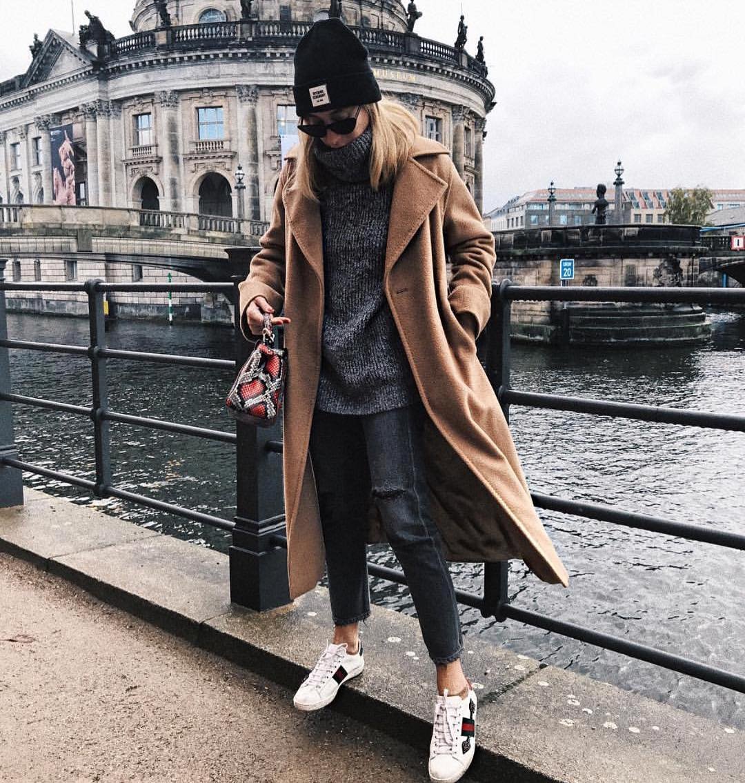 Пенелопа Крус в бежевом тренче