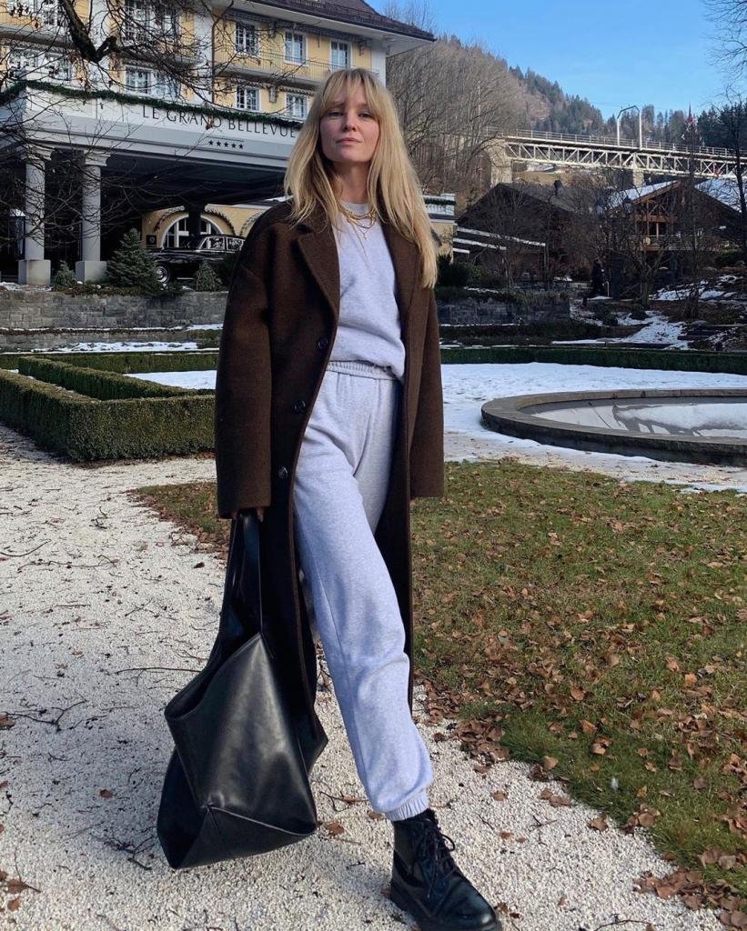 Пальто с кроссовками