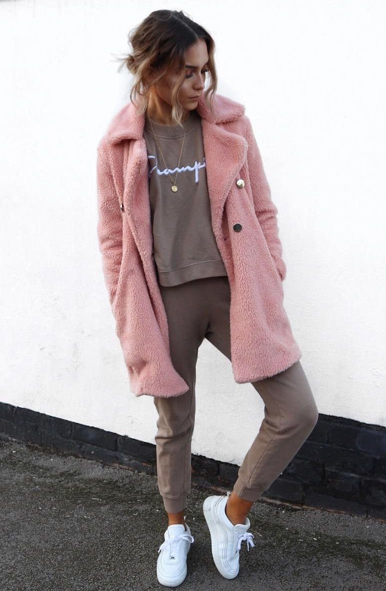 Бежевый спортивный костюм