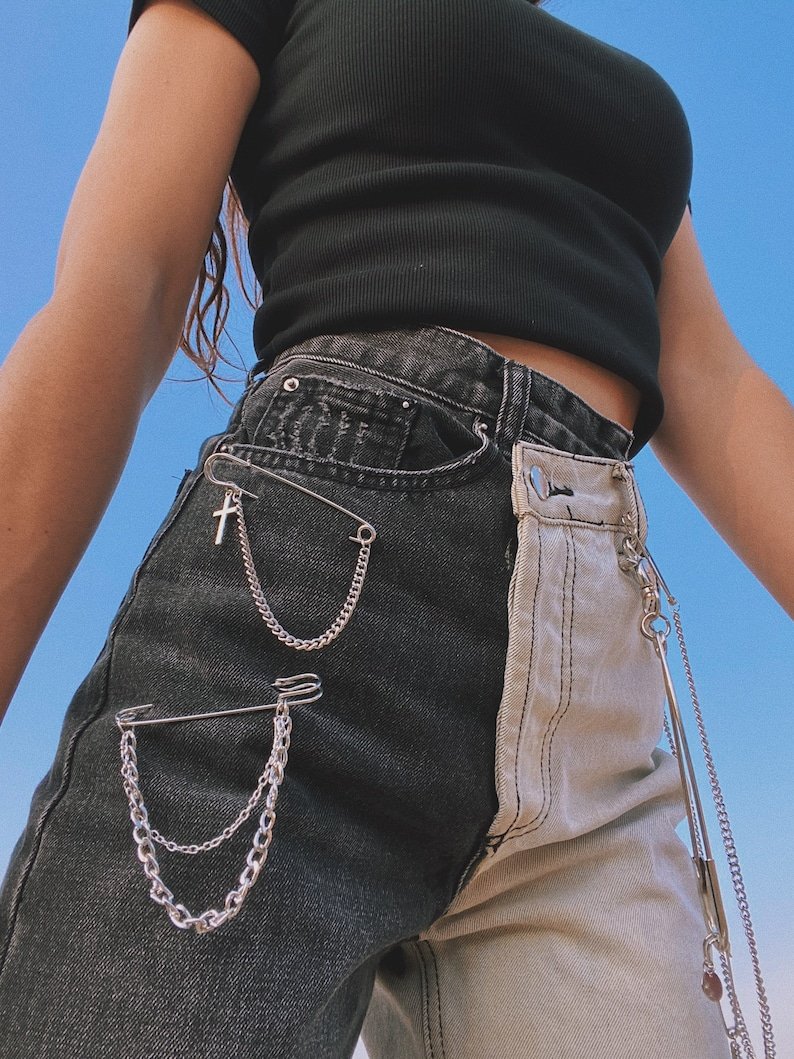 Джинсы с цепочками по бокам