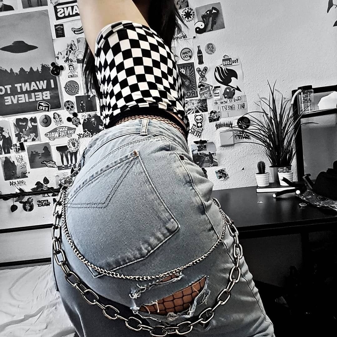 Джинсы с цепочками на попе
