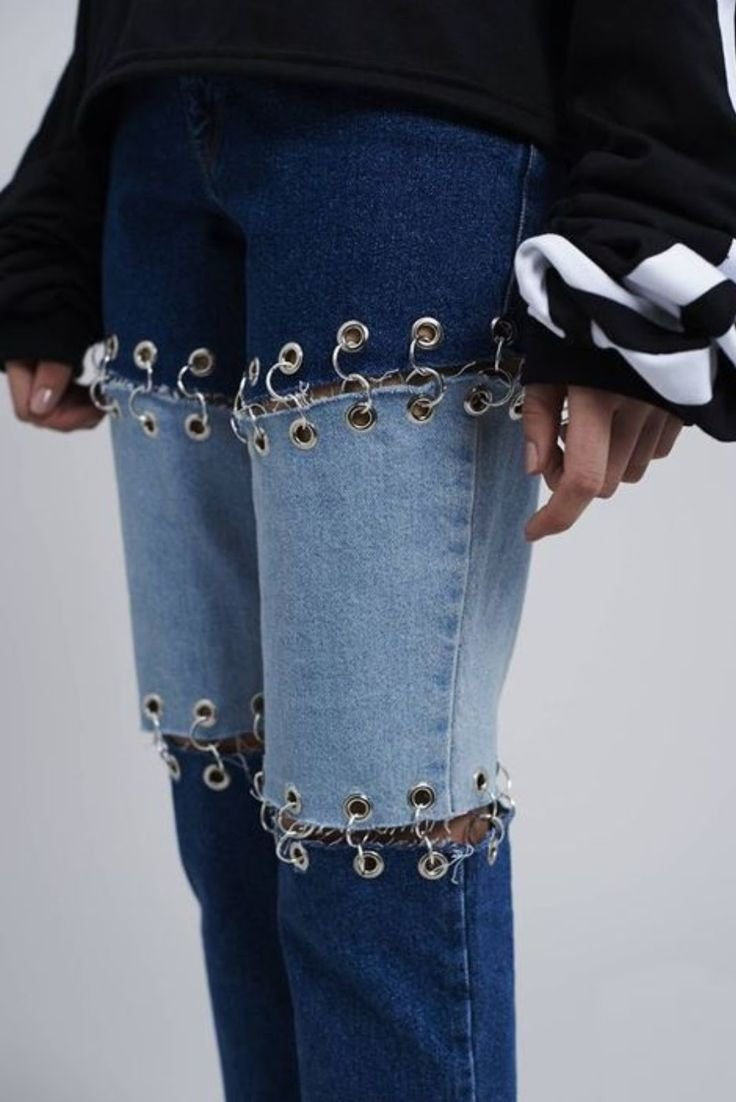 Модные джинсы с булавками