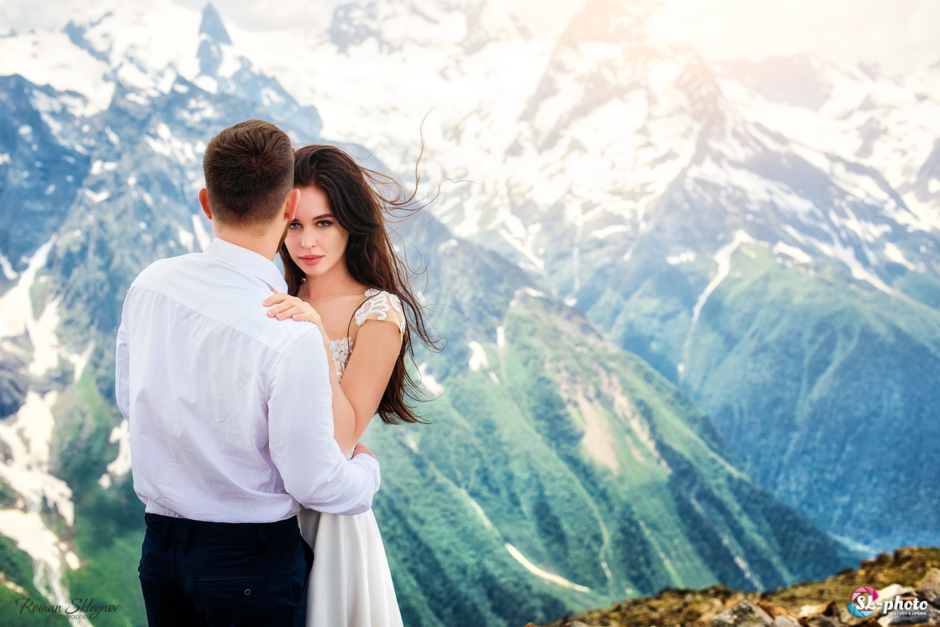 Обнимая горы. Свадьба в горах. Влюбленные в горах. Свадебная фотосессия в горах. Пара в горах.