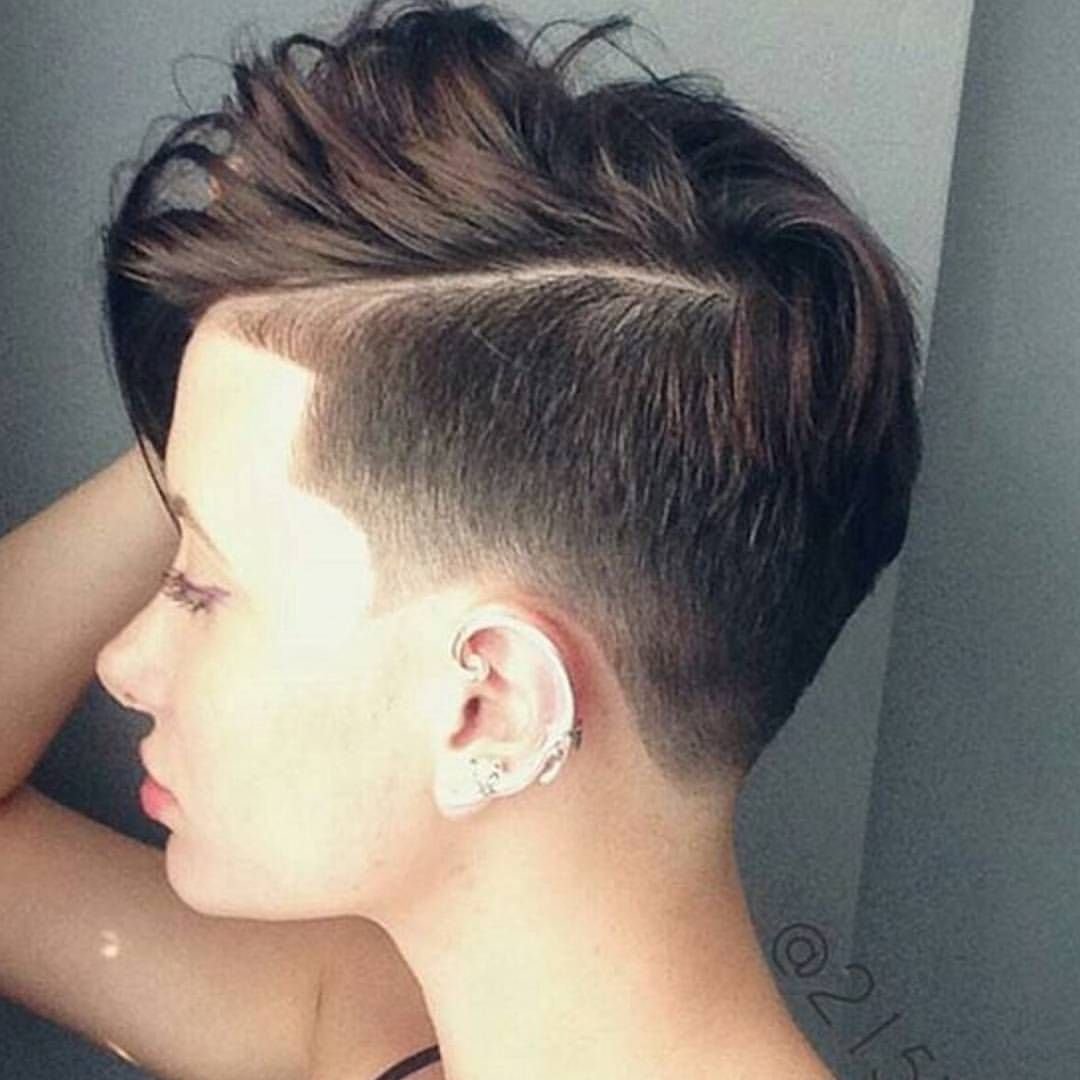 Прическа со сбритыми висками и затылком