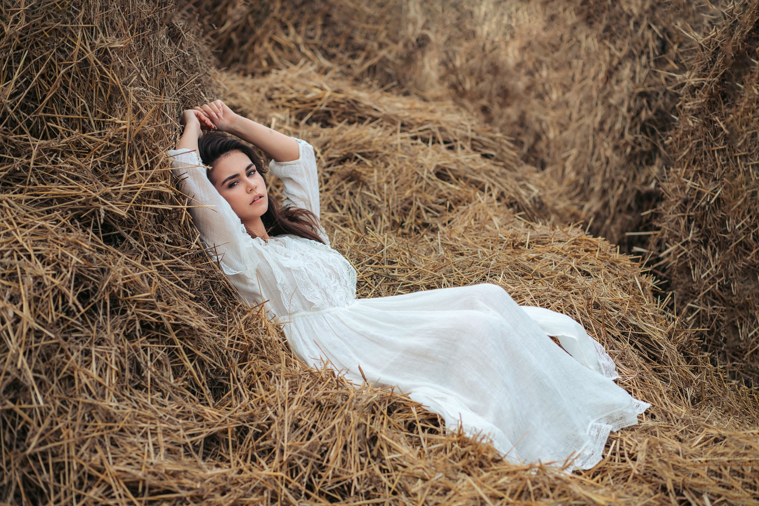 На сене лежит сама. Фотосессия в белом платье. Фотосессия в деревенском стиле. Фотосессия в поле. Фотосессия в поле в платье.